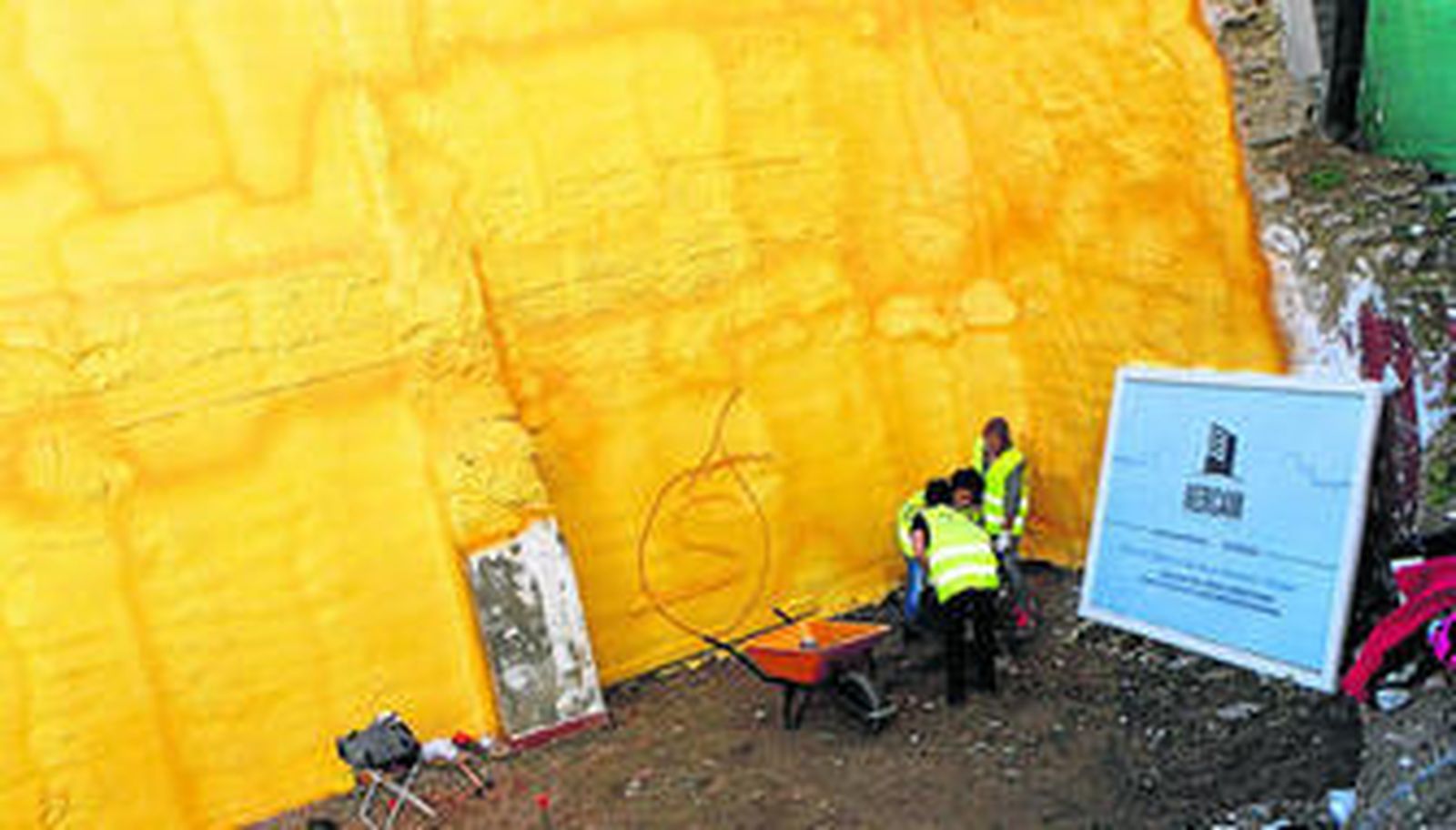 Imagen de la parcela de la calle General Castaños sobre la que se está actuando, ayer.