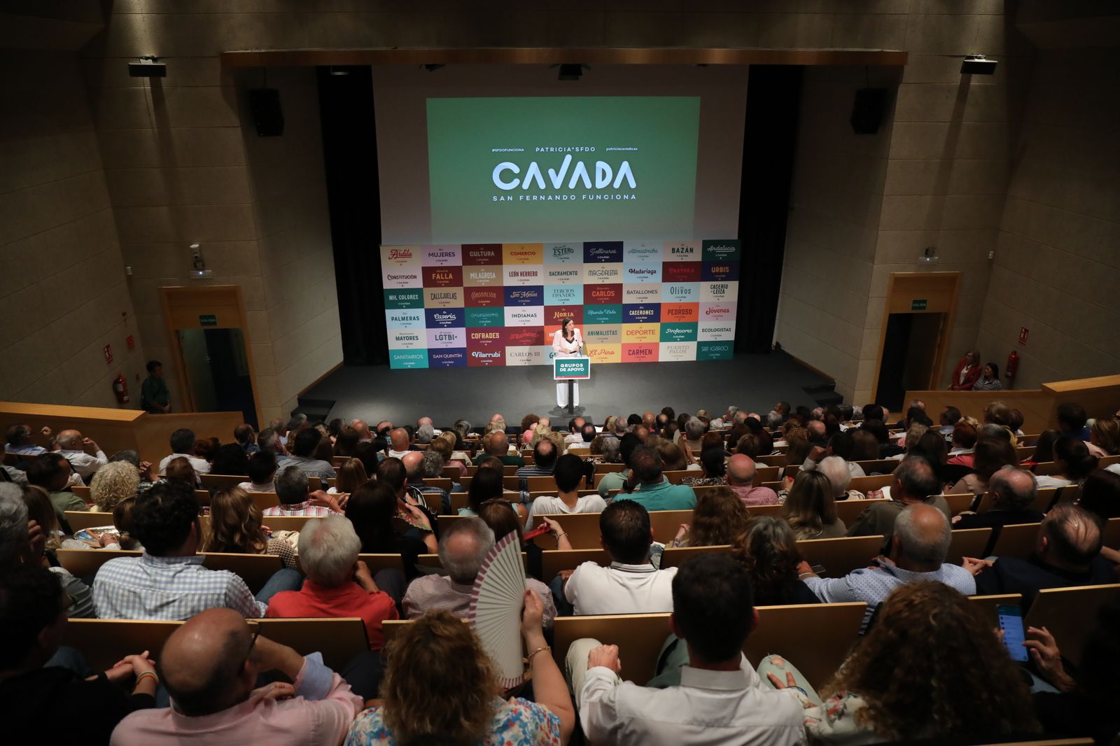 Cavada se dirige a los participantes en los equipos de trabajo del proyecto de ciudad.