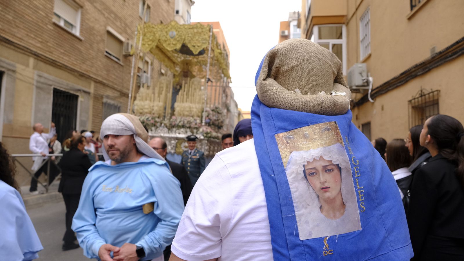 La Procesión de Los Ángeles de sobrepuso a la lluvia, en imágenes