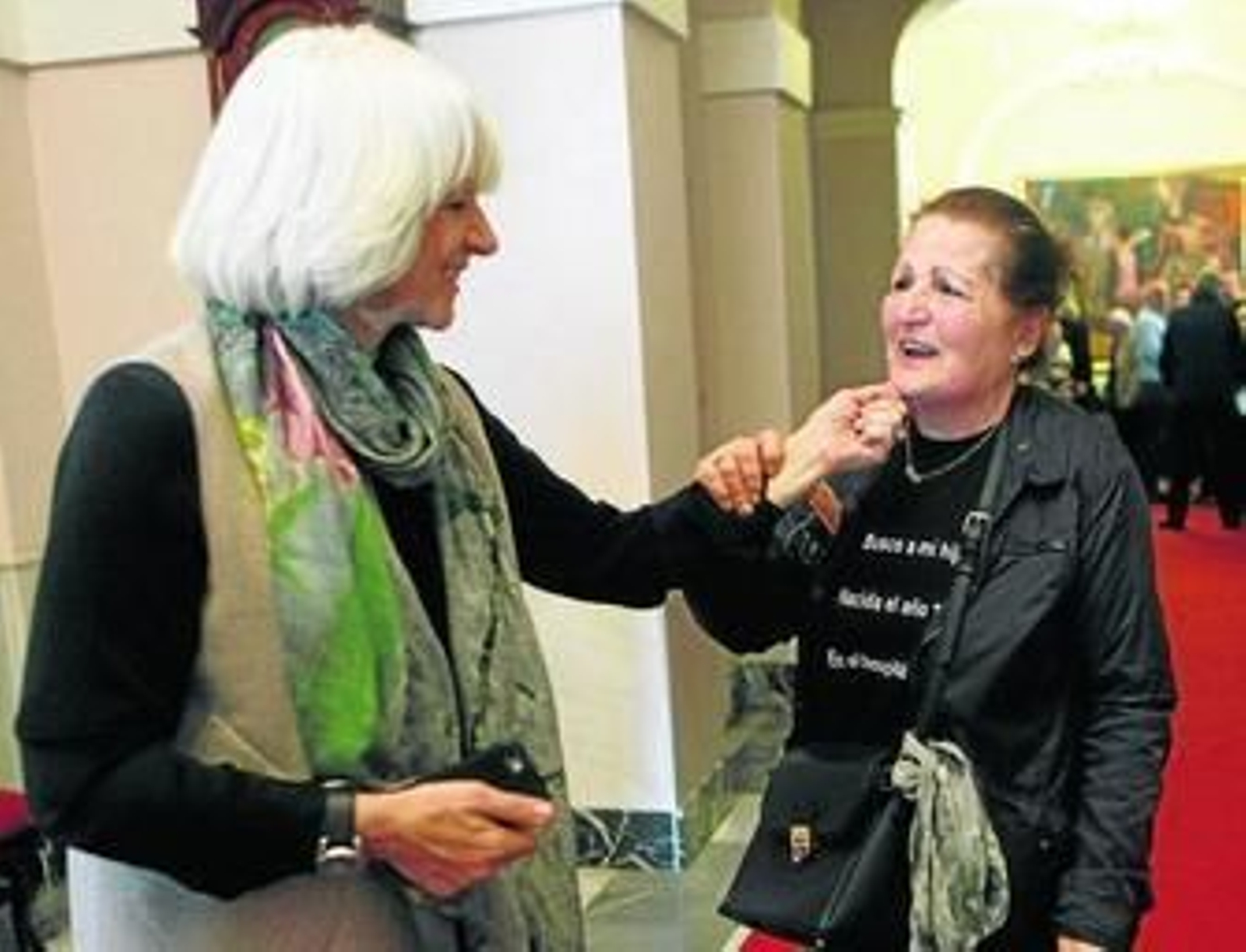 La alcaldesa de Cádiz, Teófila Martínez, atiende ayer a una integrante de SOS Bebés Robados.