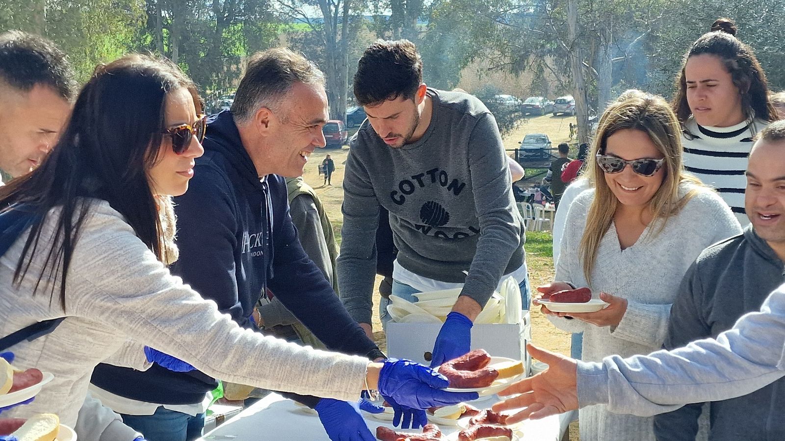 Reparto de chorizos entre los vecinos.