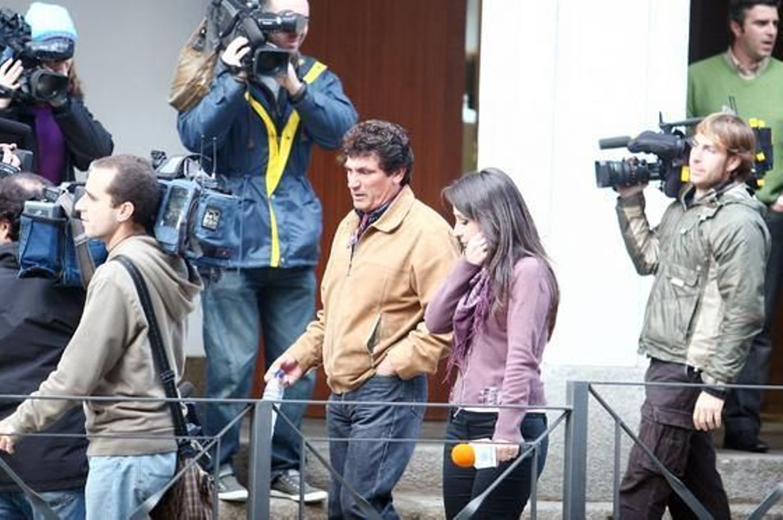 Juan Cortés, abuelo de Mariluz, en los alrededores de la Audiencia Provincial de Huelva.

Foto: Alberto Dom?uez