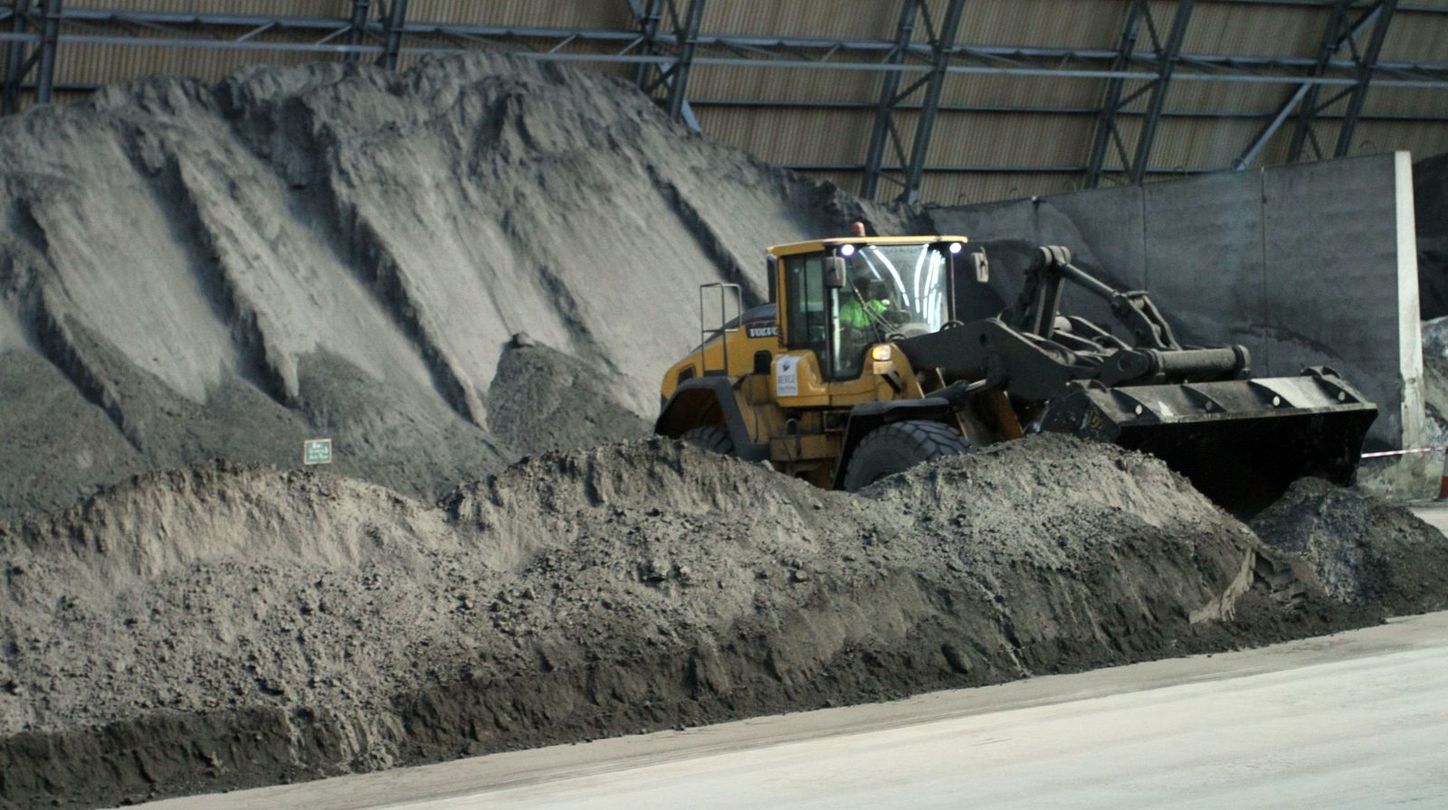 Mineral de cobre en las instalaciones de Impala en el Puerto de Huelva.