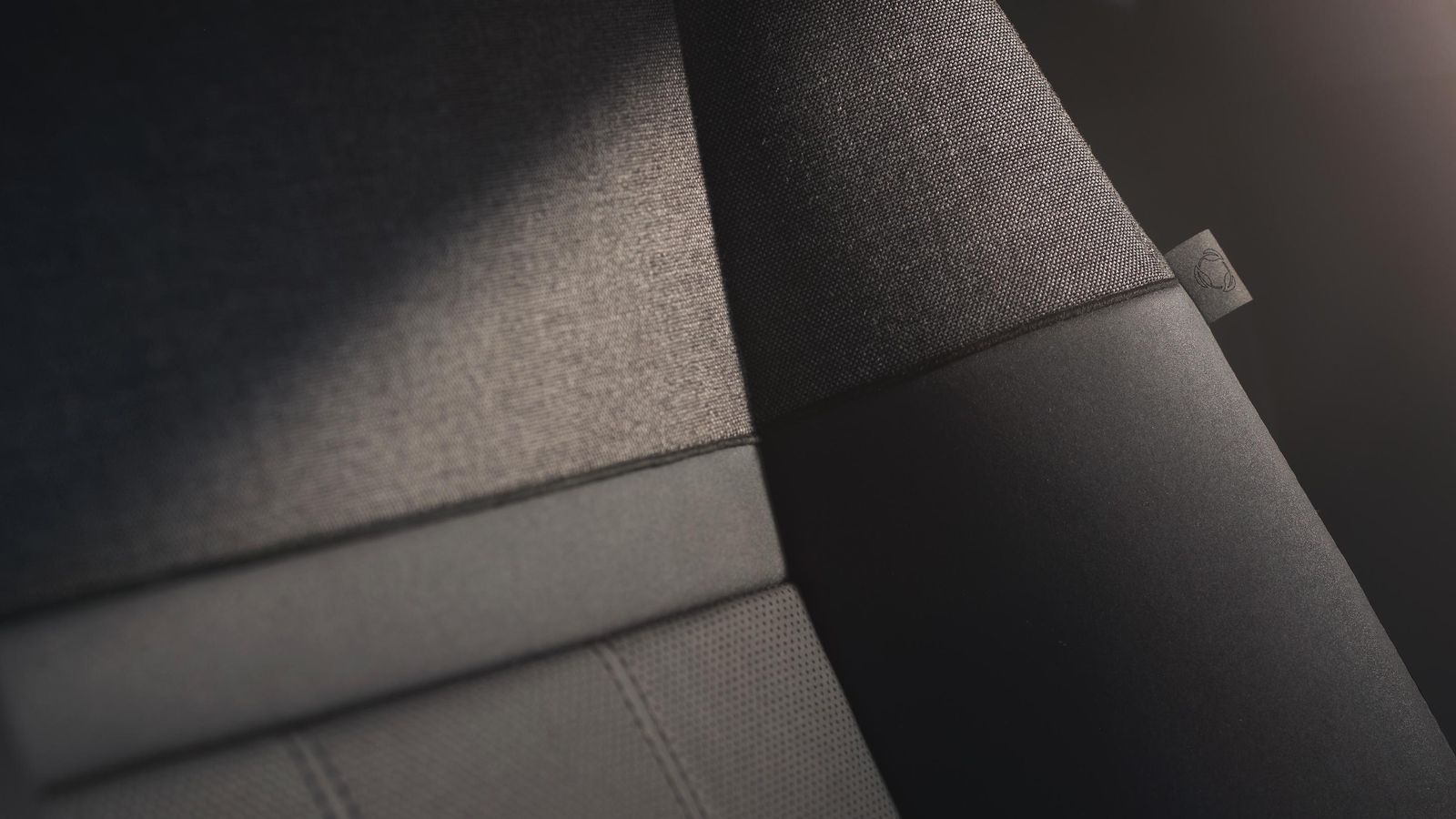 Como alternativa al cuero, el Range Rover Evoque emplea un tejido mezcla de lana Kvadrat, un material mucho más sostenible.