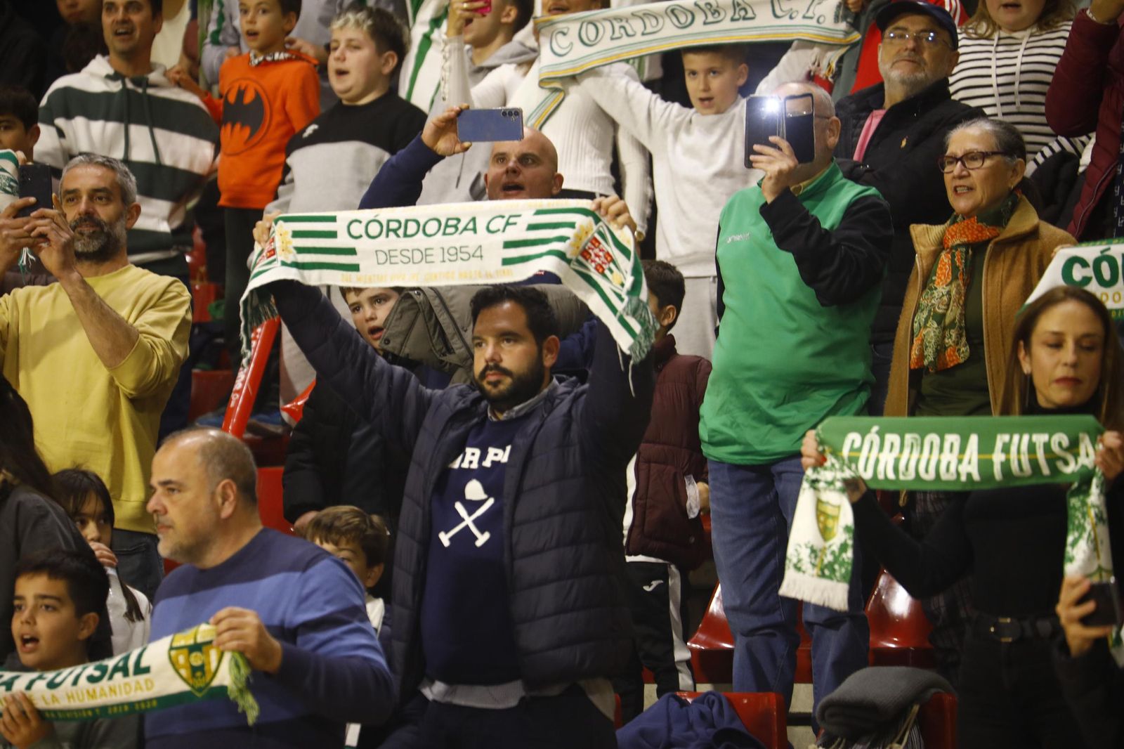 Las mejores fotos del ambiente en Vista Alegre para el Córdoba Futsal - Barça