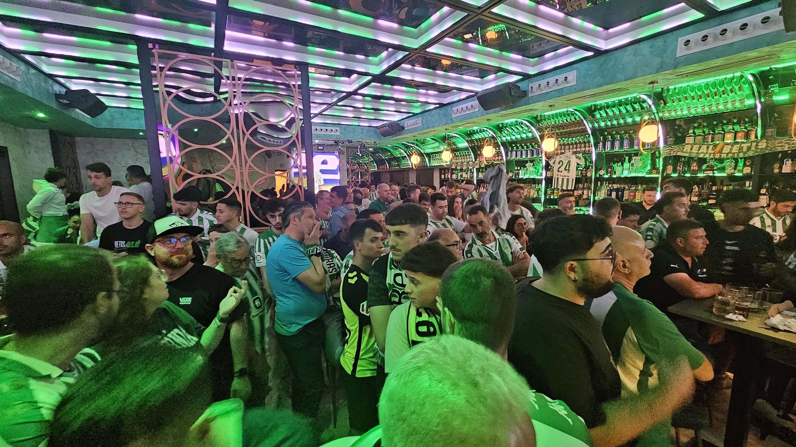 Así vivieron los béticos de Algeciras la final de la Conference League contra el Chelsea en el Botanic