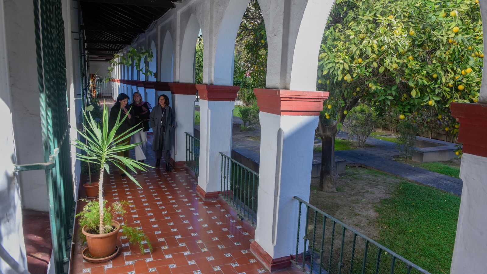 La zona ajardinada del hospital conserva el estilo desde su origen.