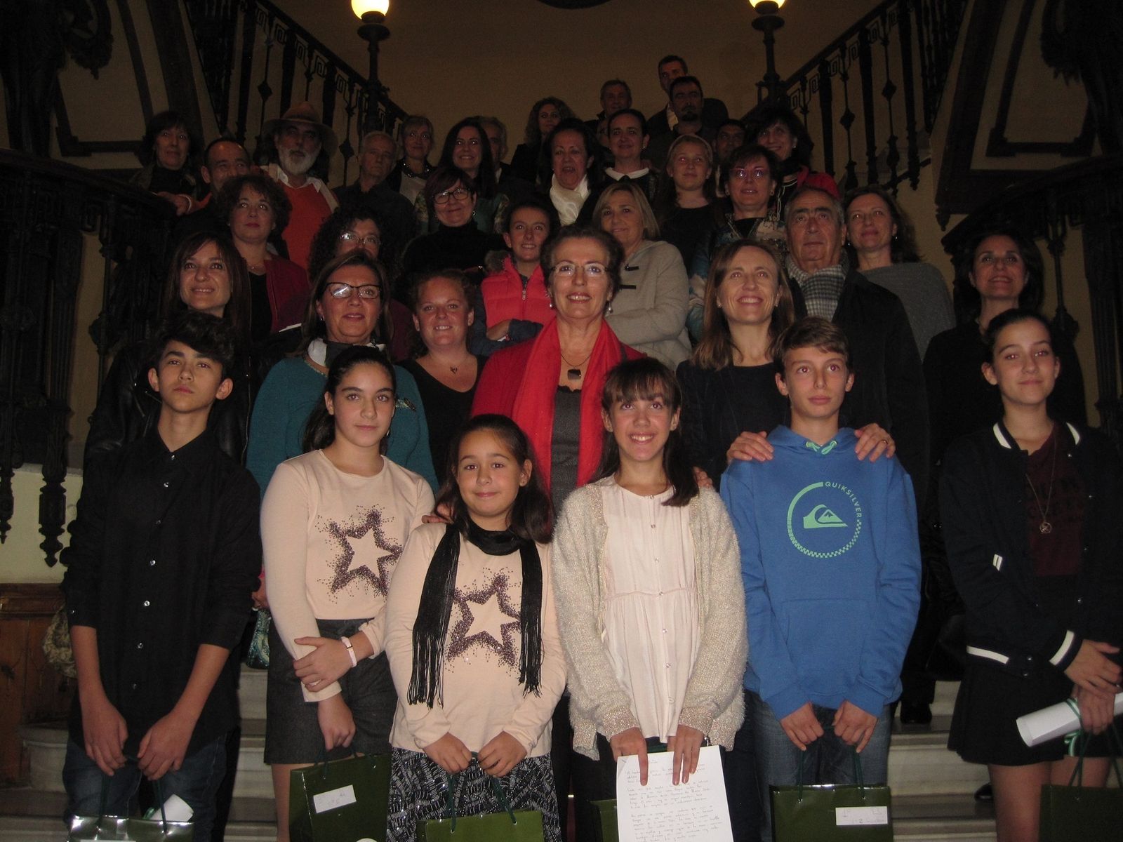 Gracia Fernández y Francisca Fernández con los docentes y los alumnos premiados.