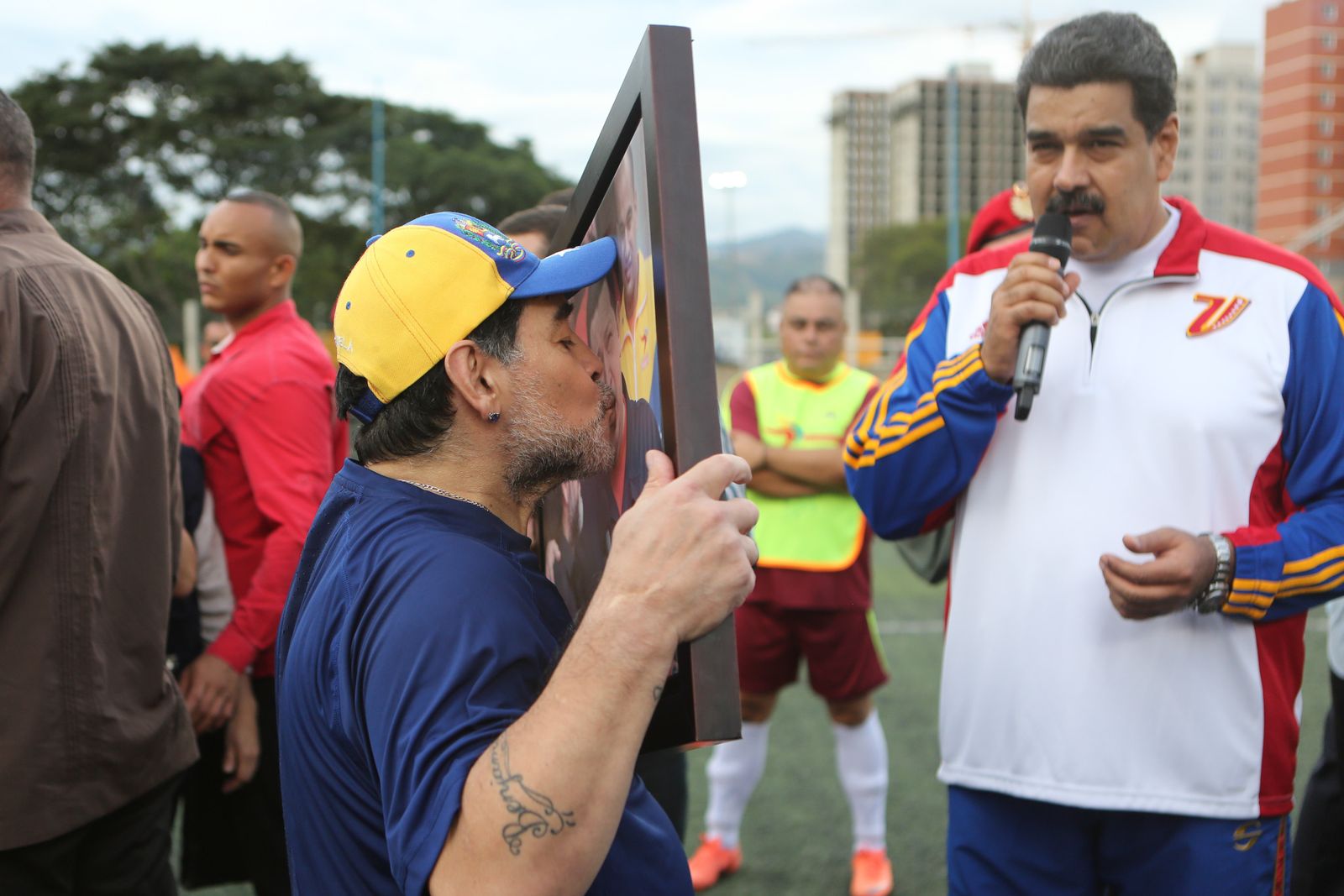 El presidente venezolano, Nicolás Maduro, habla mientras el ex futbolista argentino Diego Armando Maradona besa un cuadro de Chávez, el martes en Caracas.