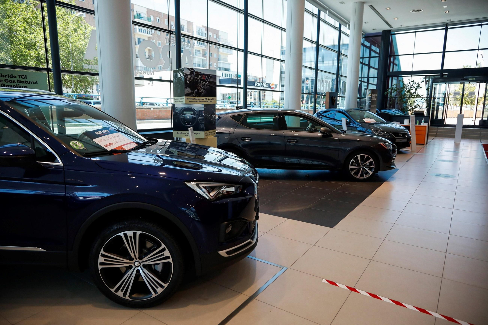 Vista de un concesionario de automóviles.