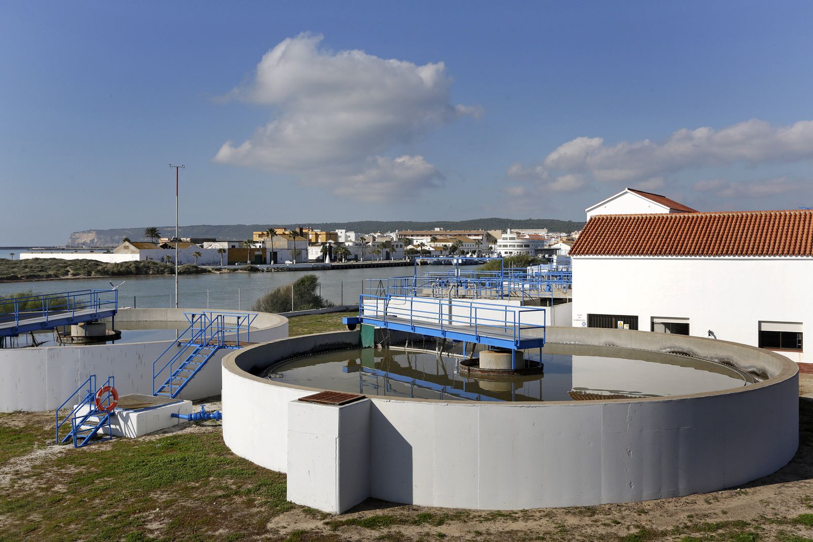 La actual depuradora de Barbate presenta rendimientos en aguas residuales con un 50-60% de carga orgánica.