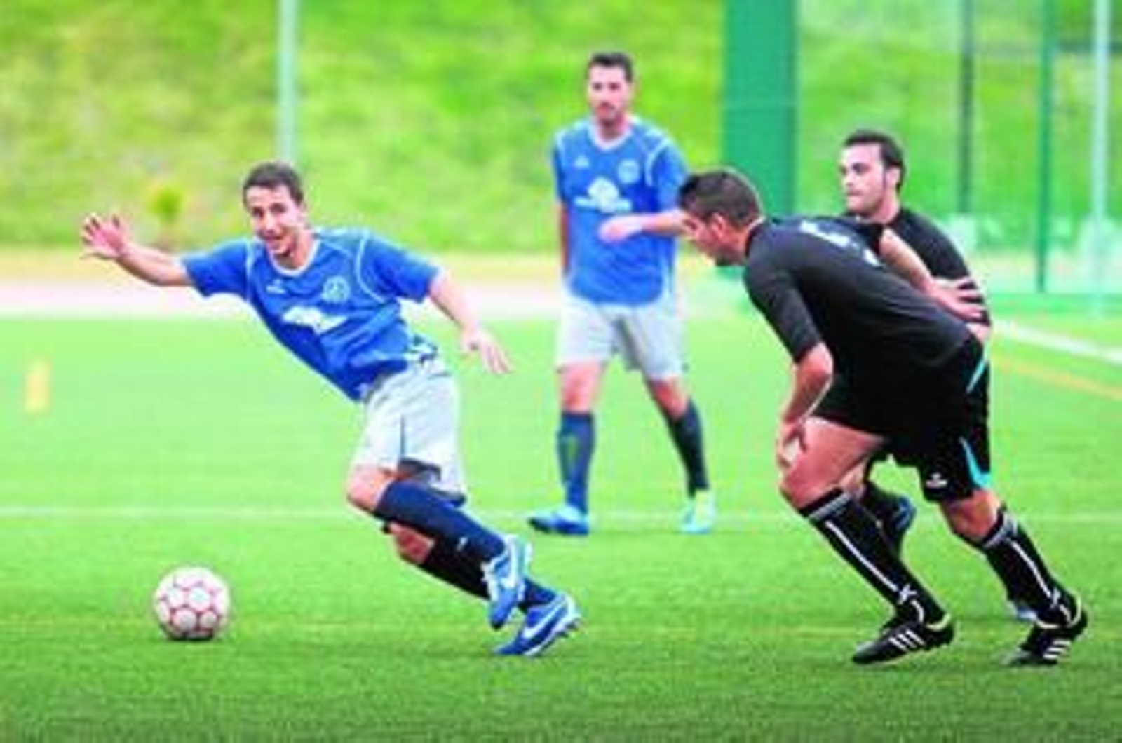El jugador del Mazagón Fernando Guisado (i), durante un partido de esta temporada.