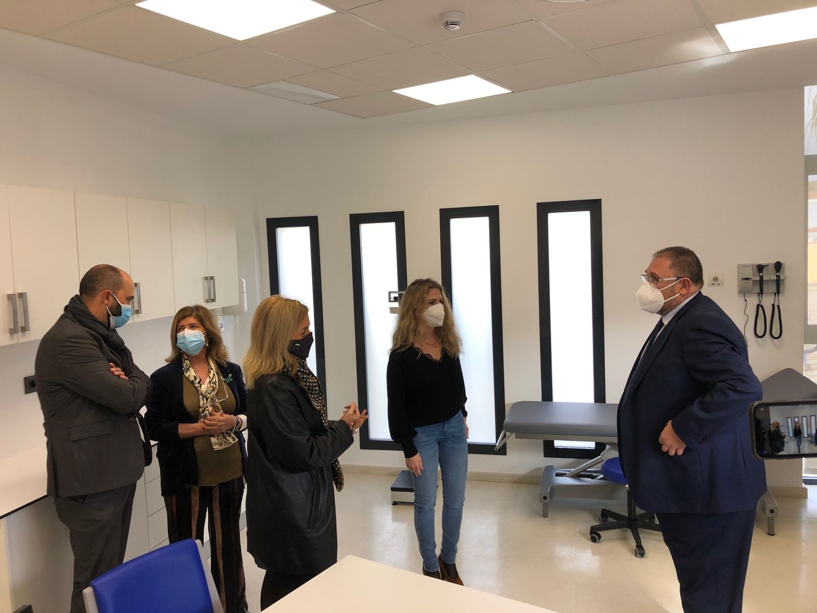 Las autoridades municipales y de la Junta supervisan el nuevo consultorio.