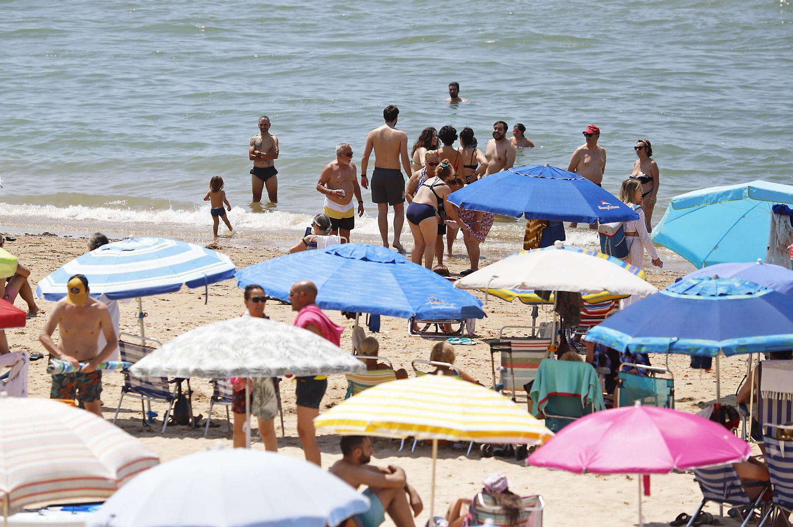 Las imágenes de la jornada de domingo en las playas de Huelva