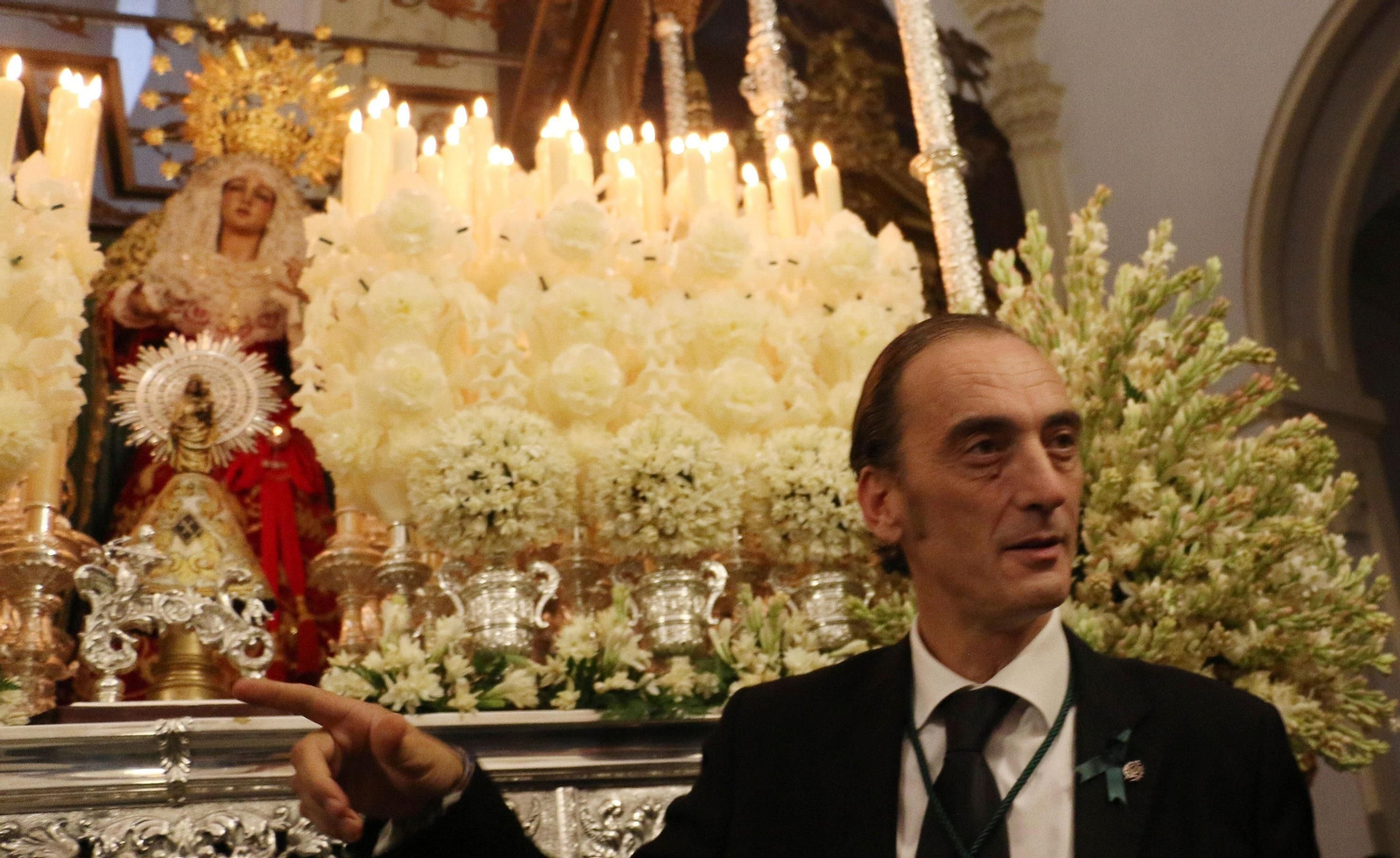 Rafael Ramírez Galvín, junto al paso de la Virgen de la Esperanza.