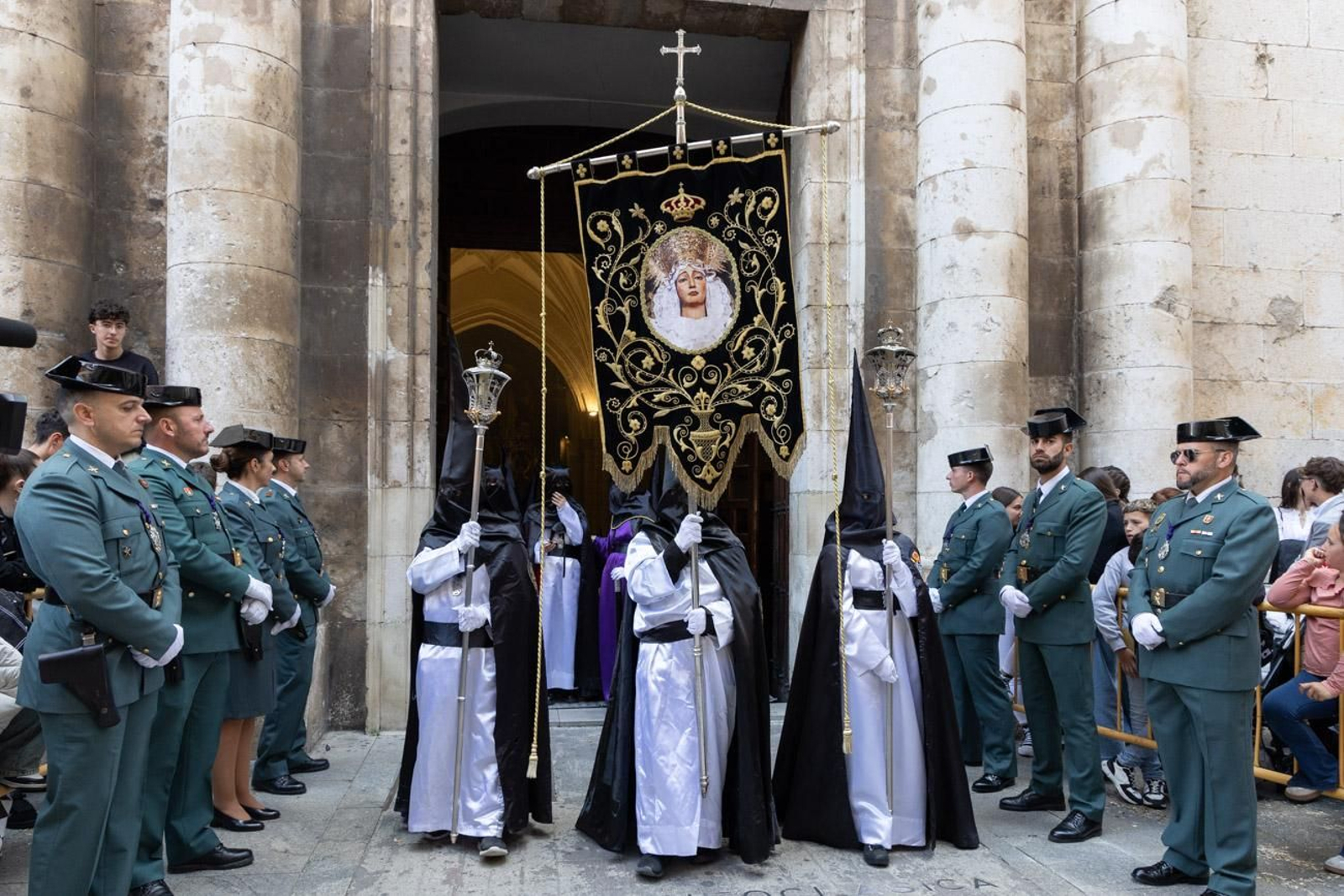Las cofradías de la Vera Cruz, Expiración y Gran Poder lucen sus cortejos en la calle