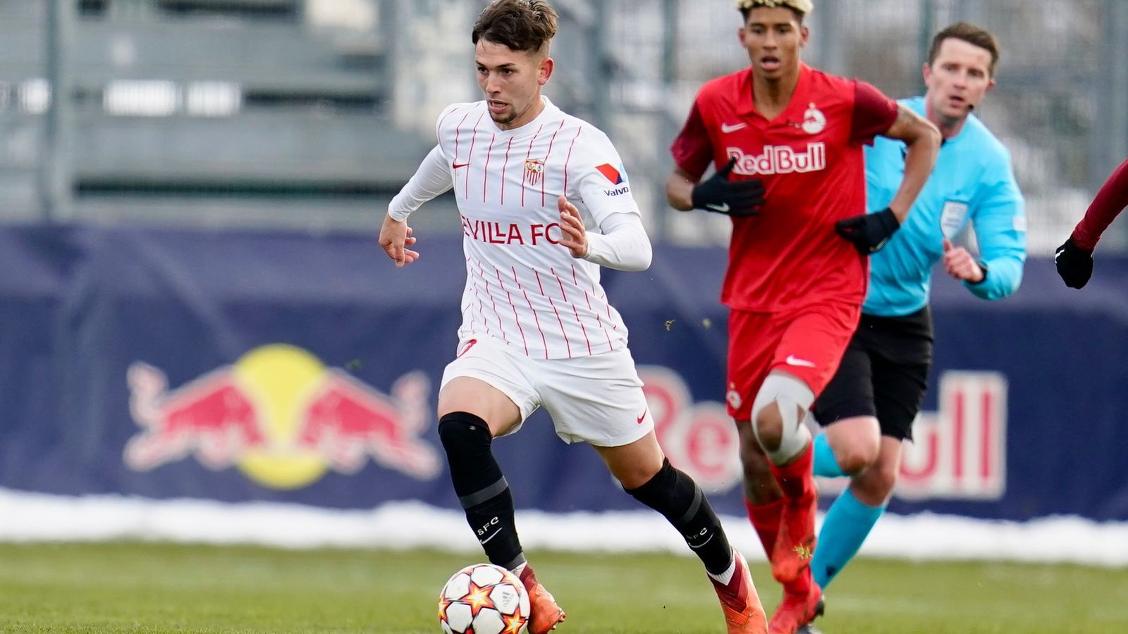 El sevillista Arcos avanza con el balón con Omoregie detrás de él en la imagen.