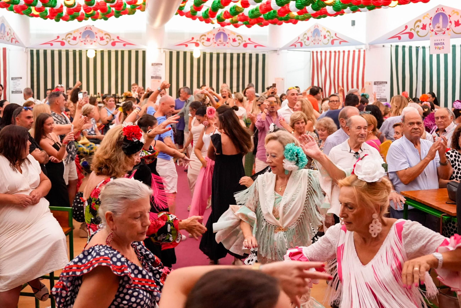 Así bailan en el concurso de sevillanas de La Lola de la fería de Almería