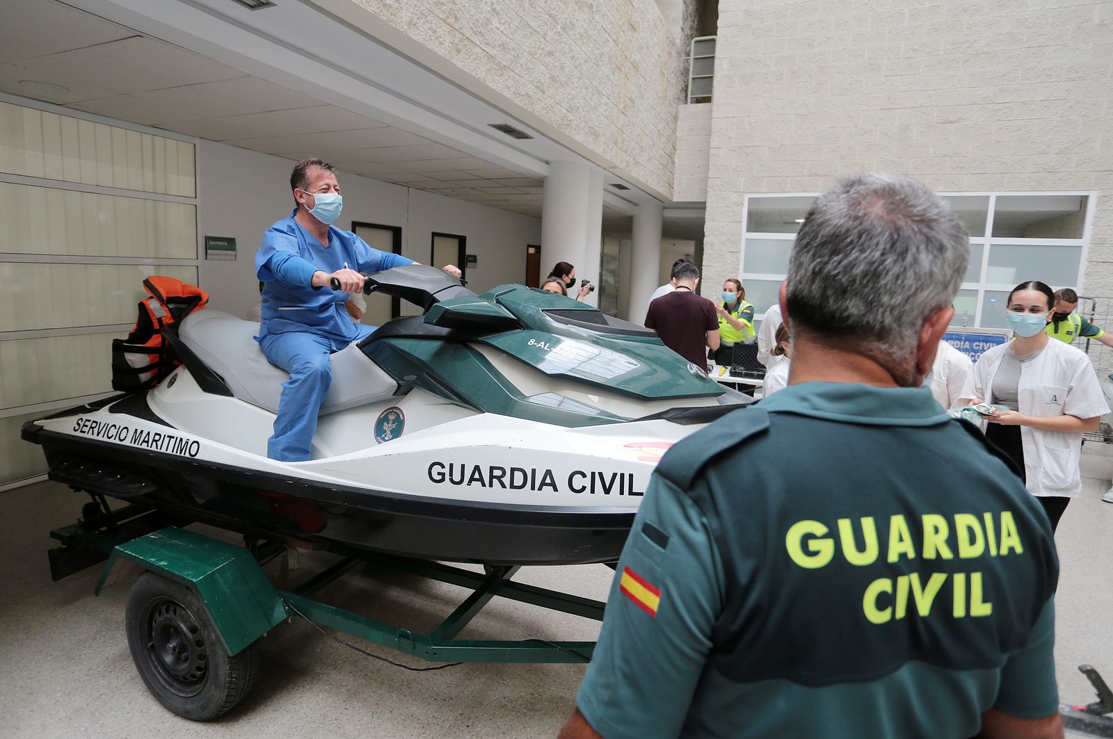 Imágenes de la exhibición de la Guardia Civil en el Hospital Juan Ramón Jiménez con motivo del 35 aniversario de la incorporación de la mujer