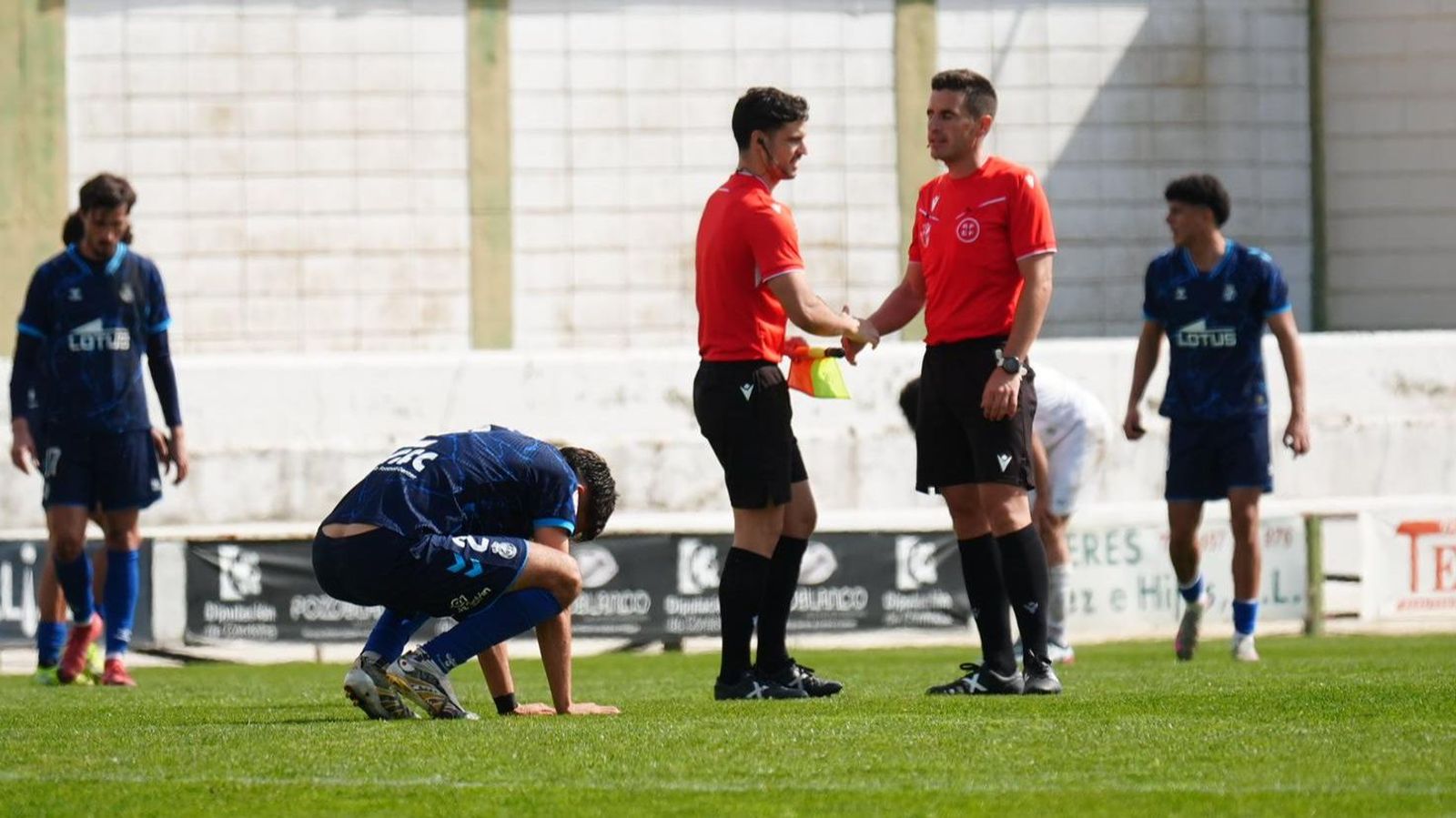 Los jugadores de la Balona expresan su decepción tras consumarse su empate en Pozoblanco