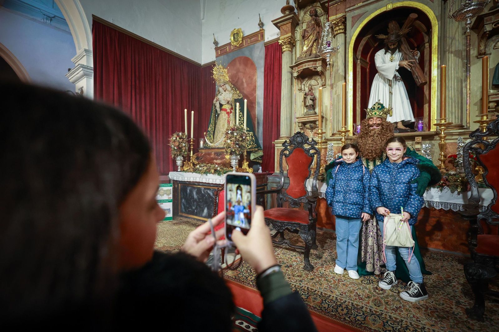 Imágenes de los Reyes Magos en Cádiz: muchas visitas oficiales en la mañana y todo listo para la Cabalgata por la tarde