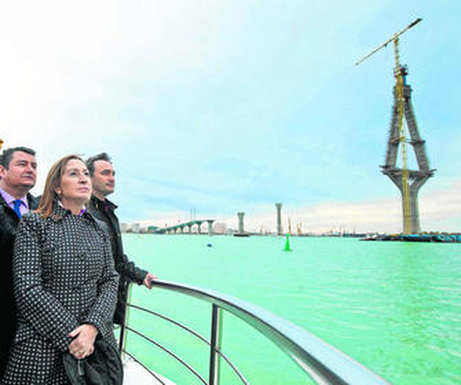 Ana Pastor, junto a Antonio Sanz, durante la visita al segundo puente del 16 de marzo.