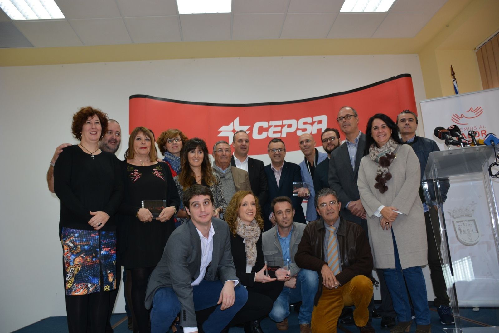 Los premiados de 2016 posan con el director de la Refinería, Miguel Pérez de la Blanca (tercero por la derecha).