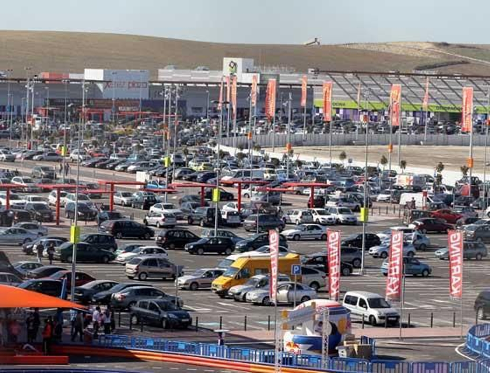 Los aparcamientos de Luz Shopping, prácticamente llenos, a primera hora de la mañana de ayer.

Foto: miguel ángel gonzález