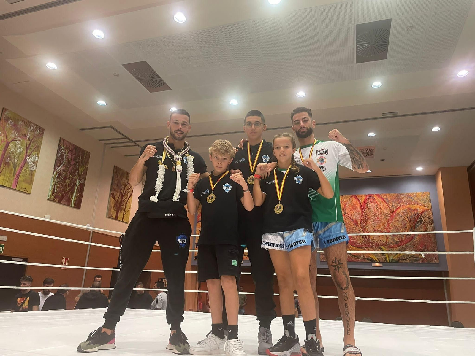 Los peleadores de la Escuela de Artes Marciales Team Romero de San Fernando, con sus medallas.