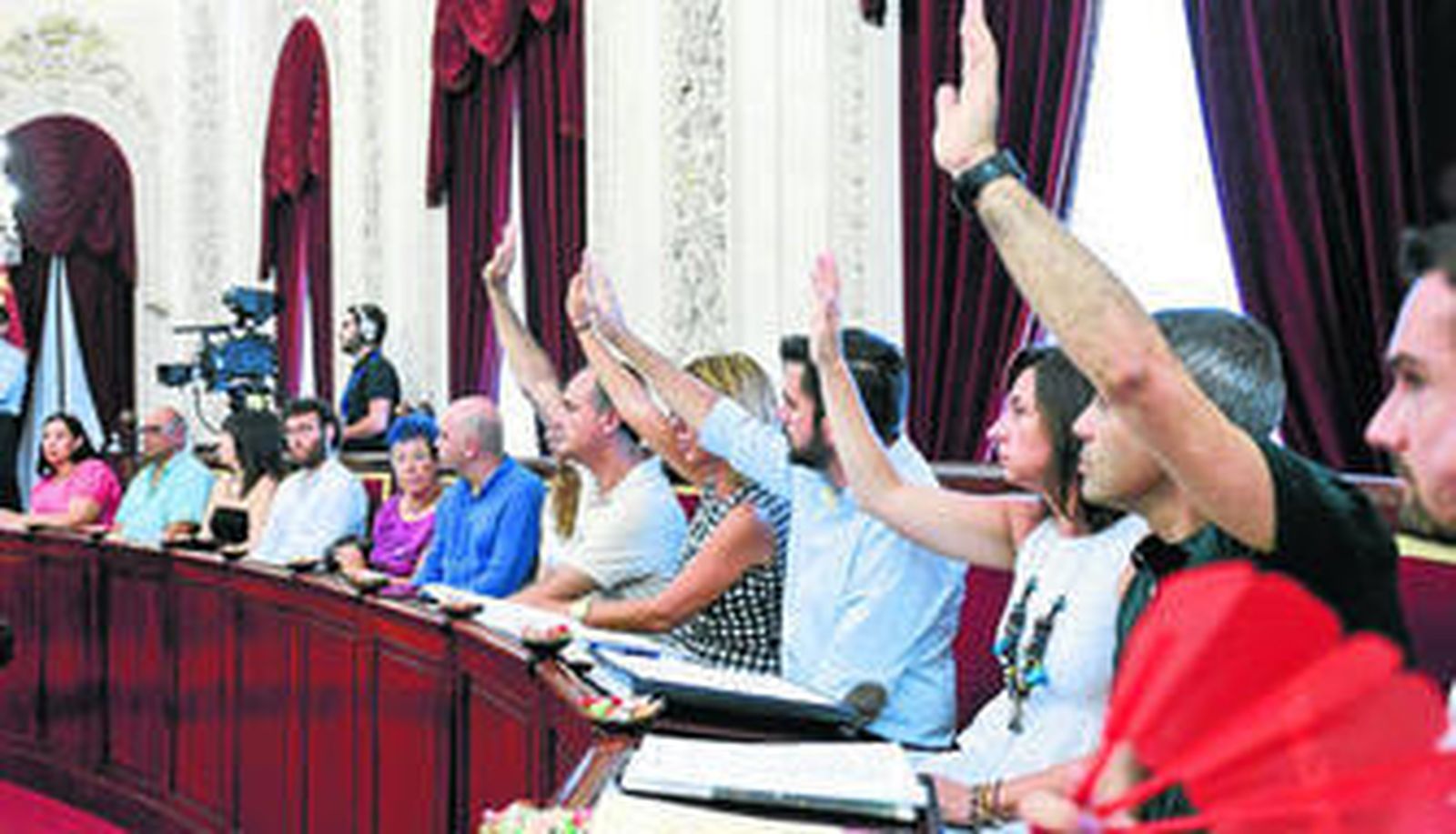 Los cinco concejales del grupo municipal socialista votando ayer a favor de la retirada de las propuestas de organización interna del Ayuntamiento de Cádiz.