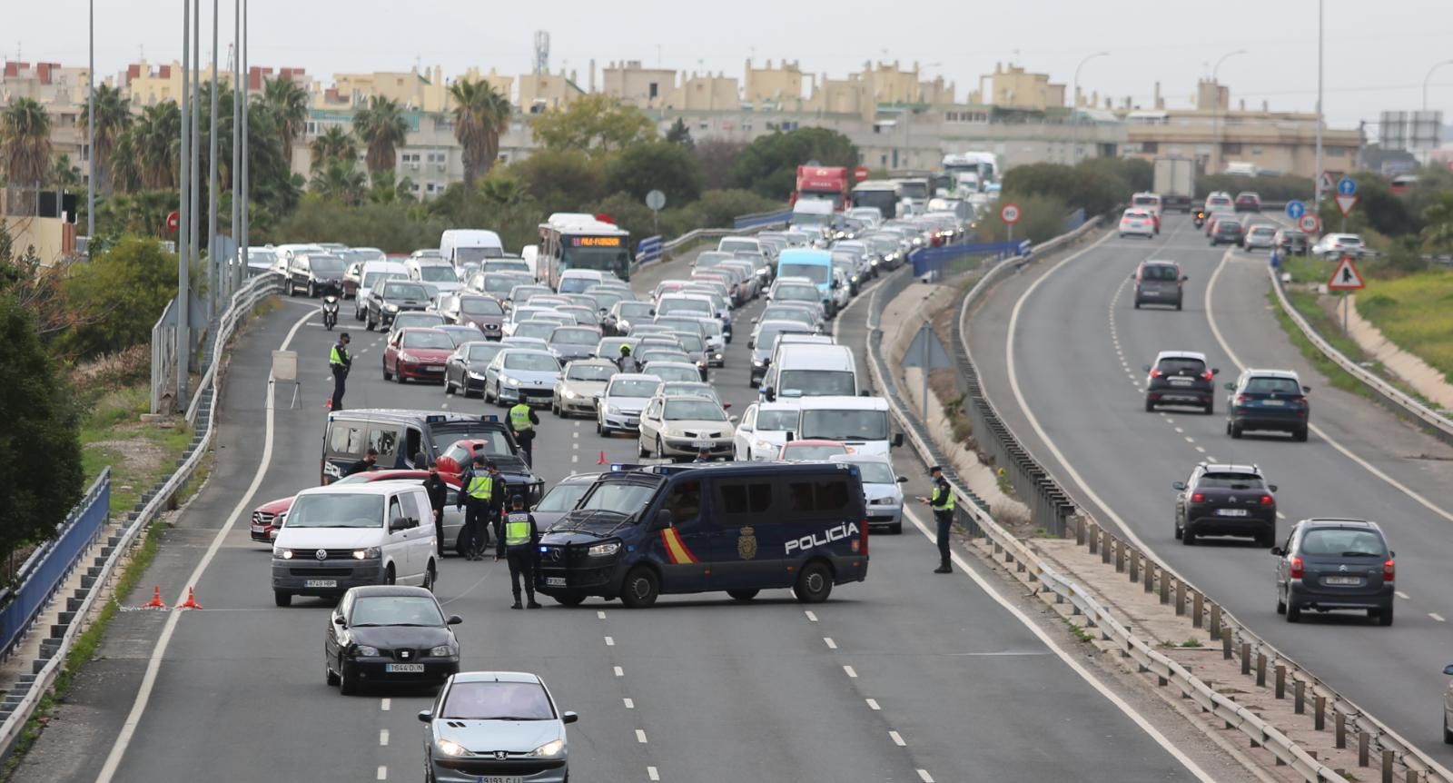Control policial a la entrada de Málaga capital, este jueves.