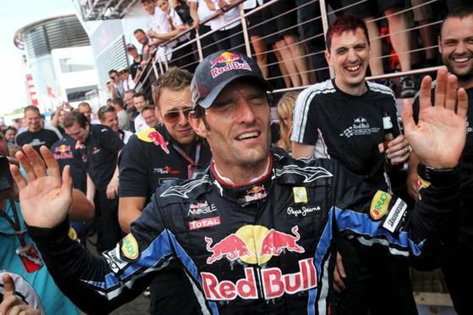 Webber bañado con champán por sus compañeros de equipo.