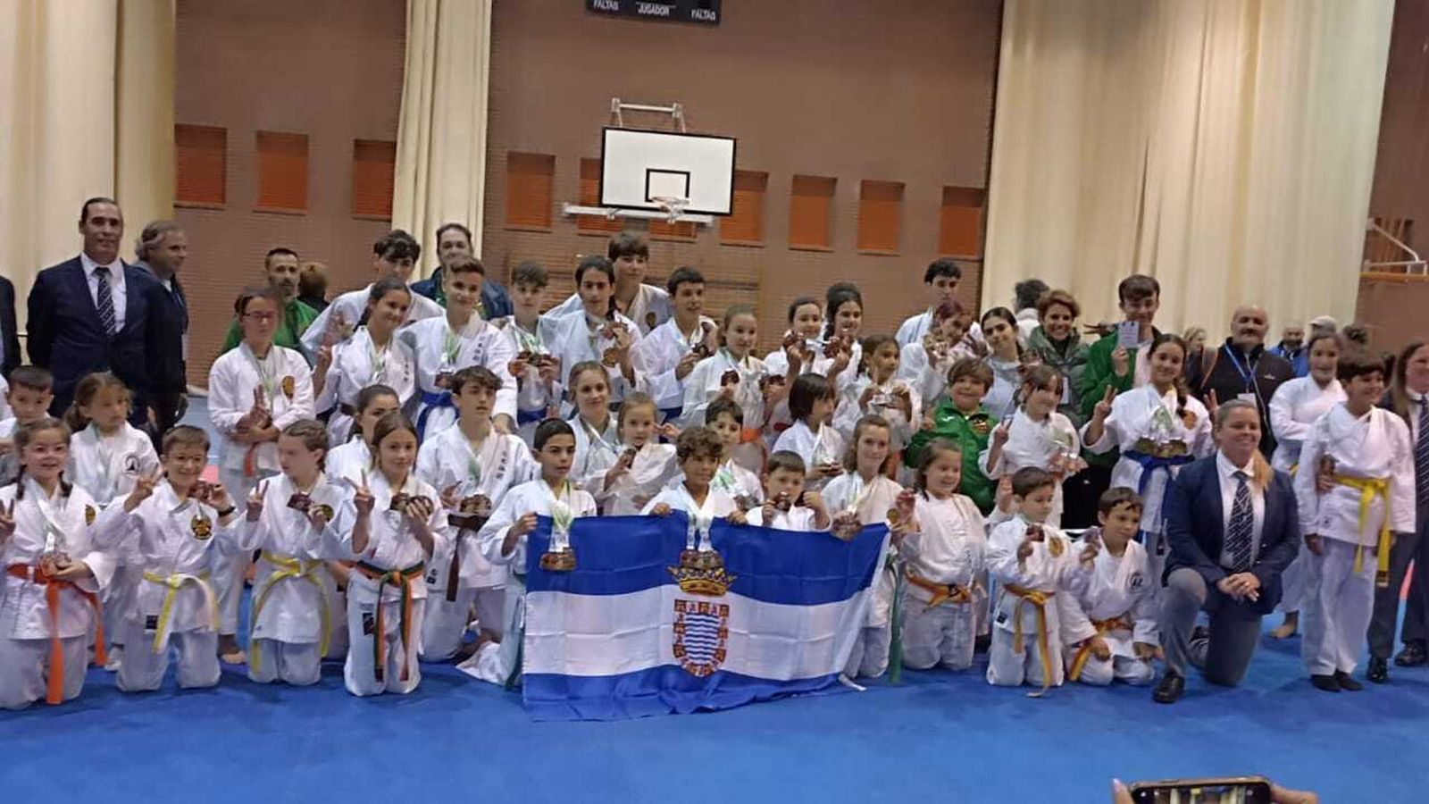 Los deportistas del Club Nazaret posan con los trofeos logrados en el Andaluz en Cazalla.
