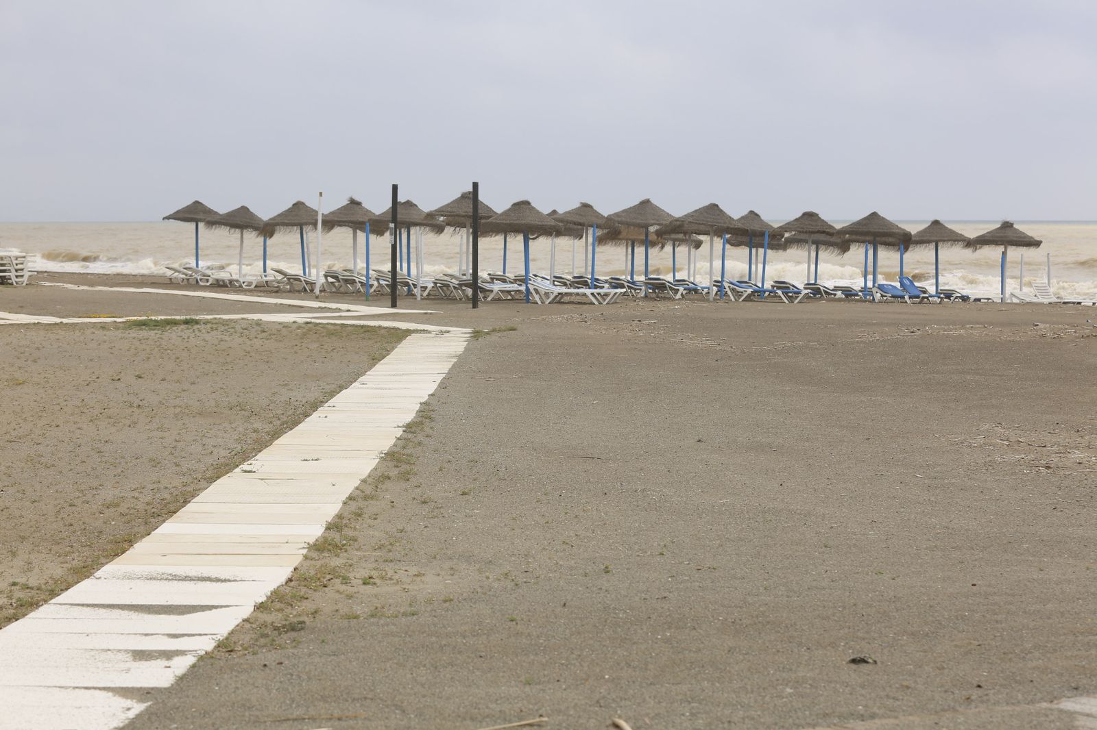 Playas cerradas en Torremolinos, la imagen del coronavirus en Málaga
