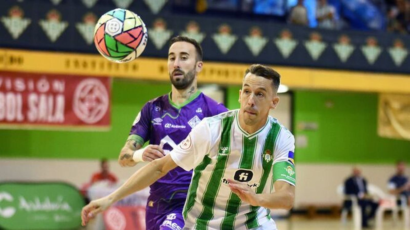 Lin intenta controlar un balón que parece complicado.