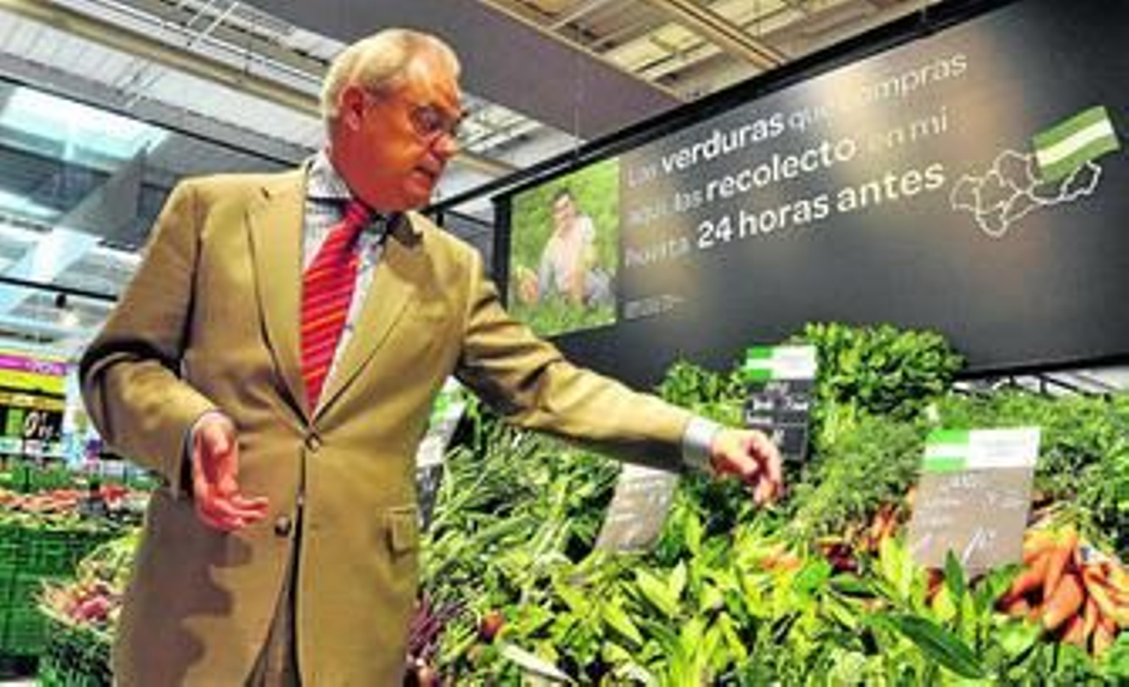 Agustín Ramos, secretario general de Carrefour España, muestra la variedad de los productos de la sección Plaza de Frescos en el nuevo centro de San Juan de Aznalfarache.
