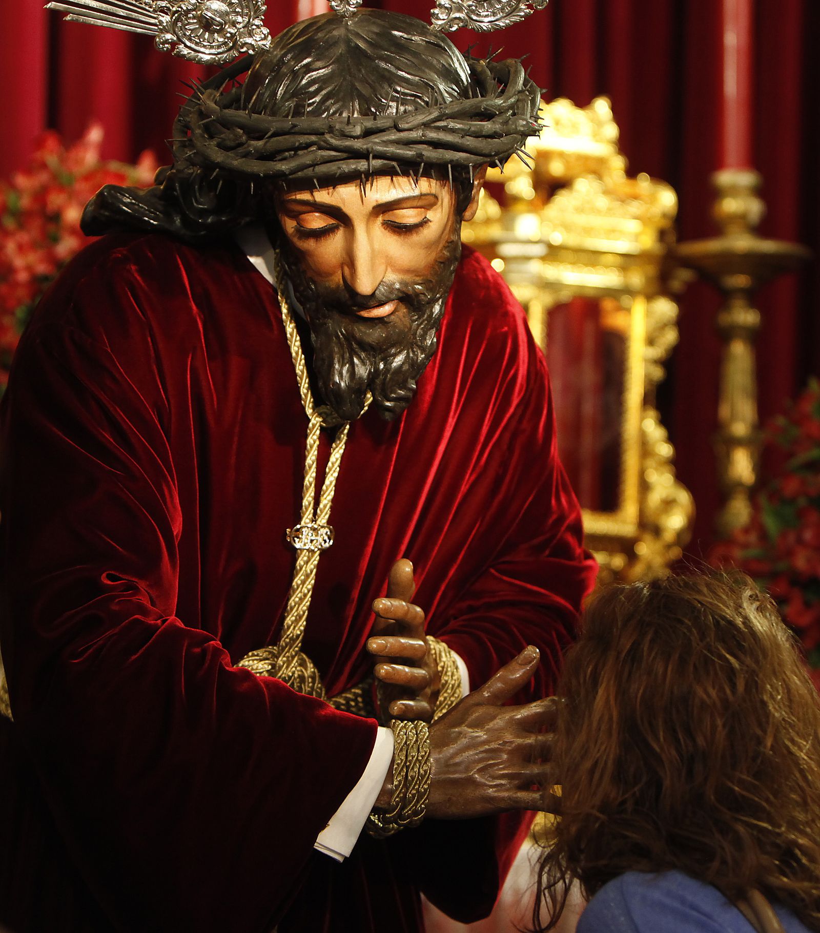 Besapies del Cristo del Cachorro y besamanos del Jesús Nazareno