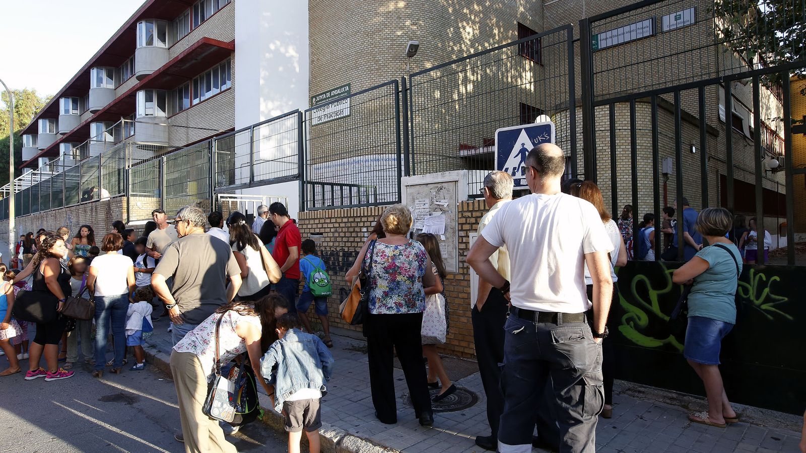 Acceso de niños al Colegio de Prácticas.