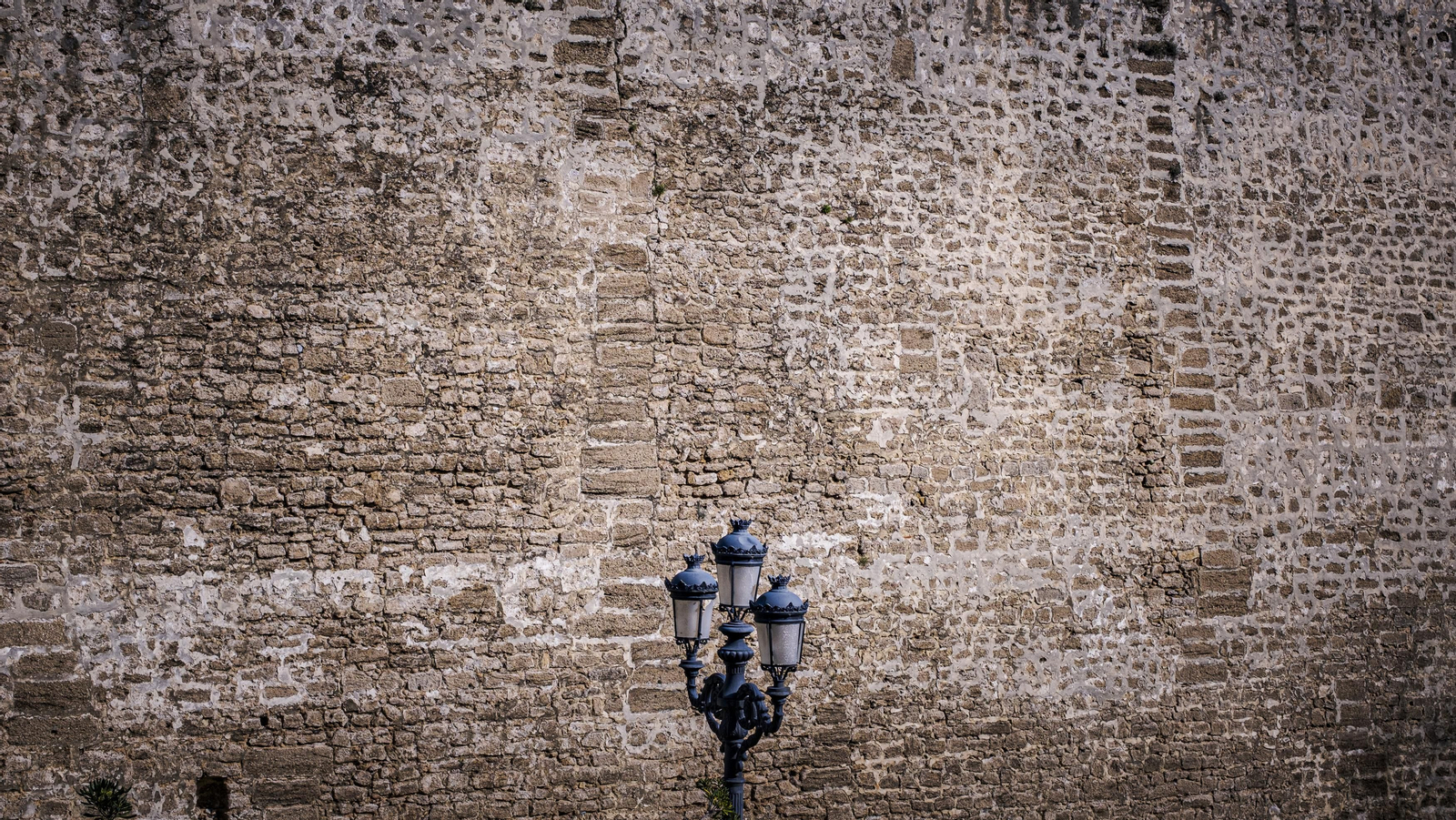 Estado del lienzo de muralla de las Puertas de Tierra de Cádiz.