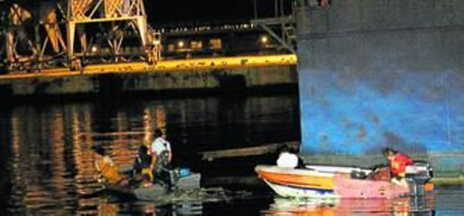 Varias embarcaciones de bolicheros pescan en las inmediaciones del puerto de Málaga.