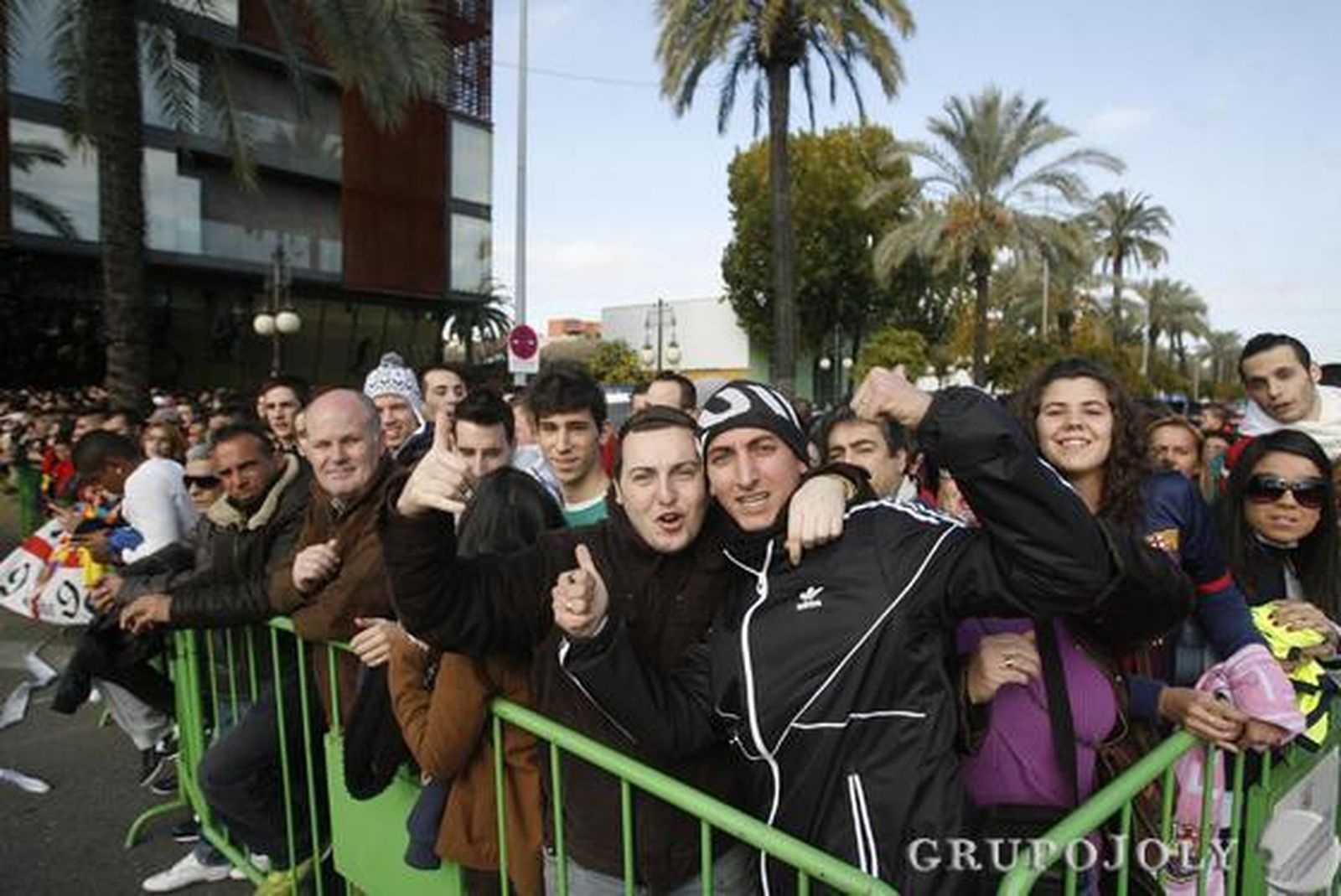Aficionados esperando la llegada del Barcelona.

Foto: José Martínez