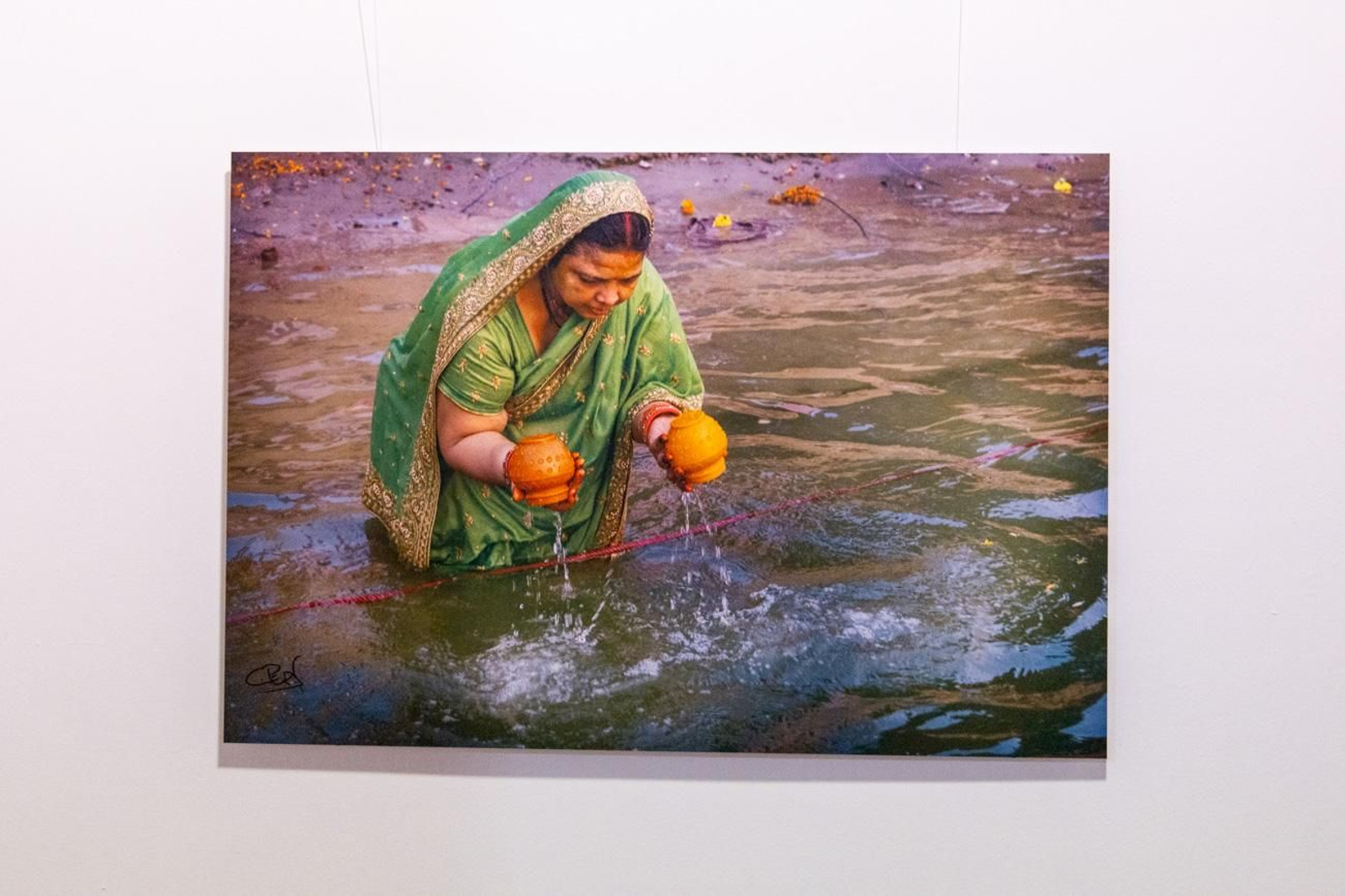 ‘Saris de seda, realidades desveladas’: una mirada fotográfica a la fuerza y dignidad de las mujeres de la India en los Baños Árabes de Jaén