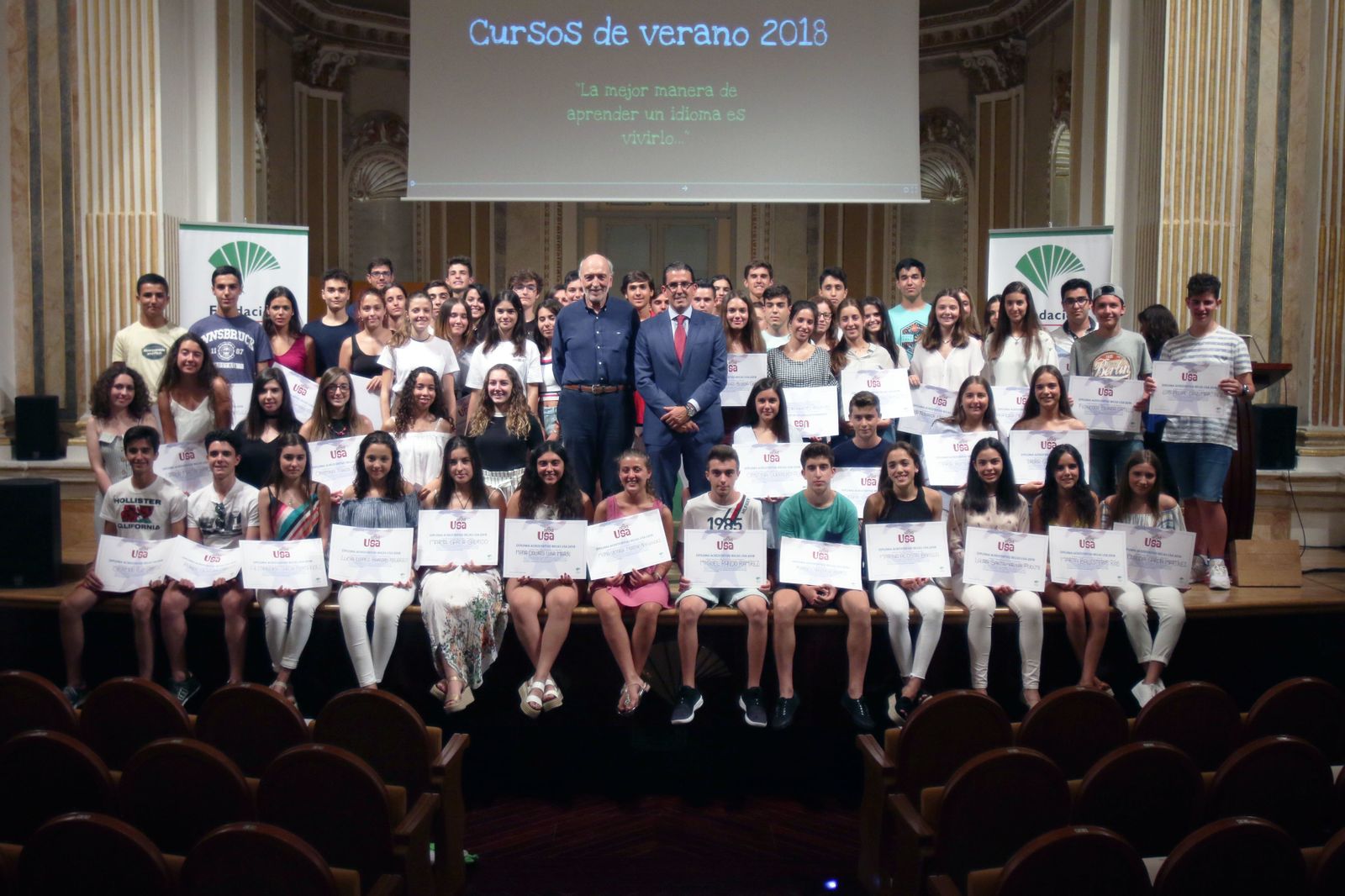 El presidente del Grupo Aston Herencia (izquierda) y director General de la Fundación Unicaja con los estudiantes becados.