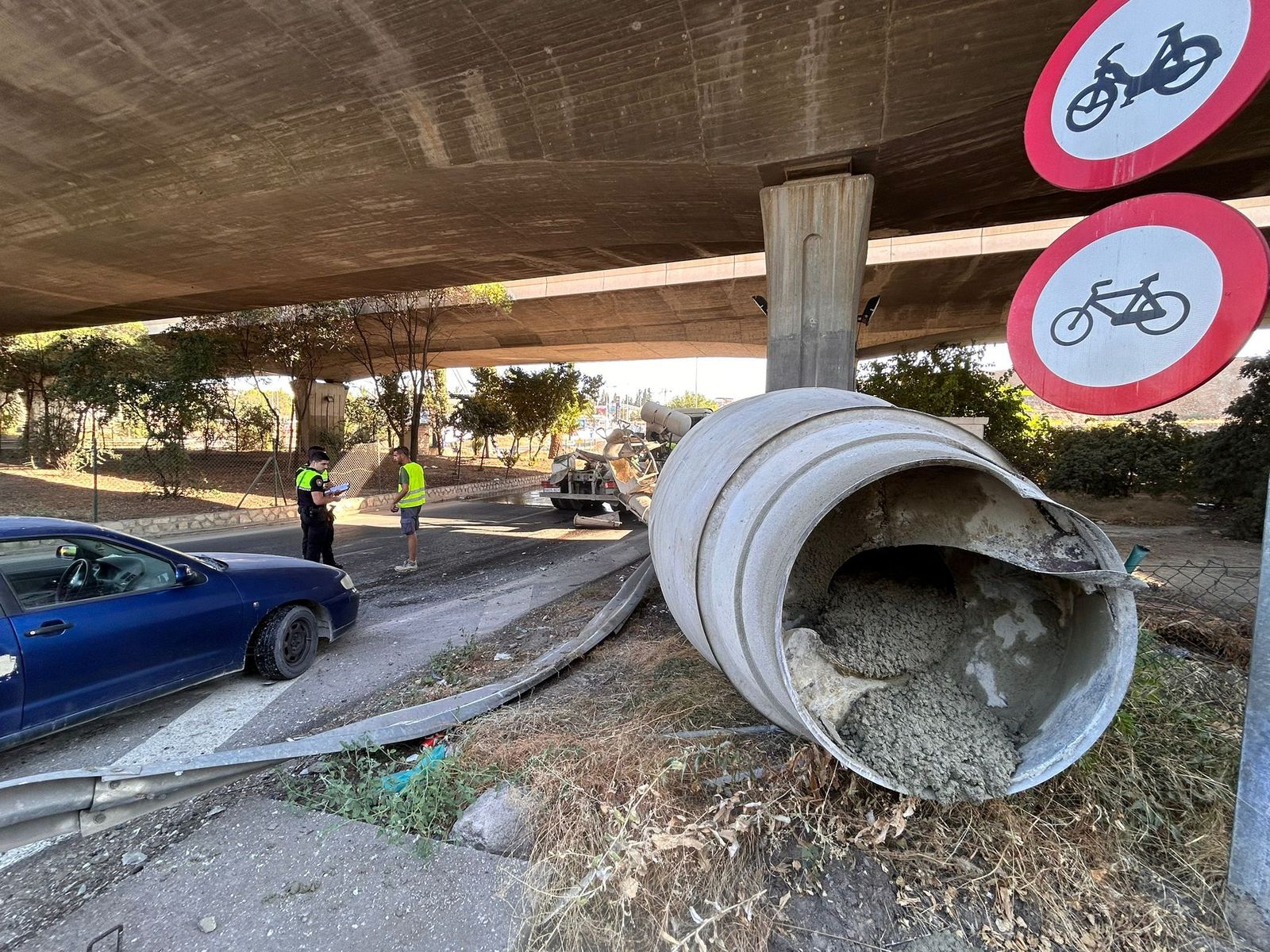 Imagen del accidente, con la cuba de hormigón por el suelo.