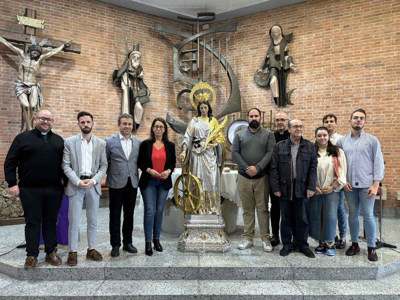 Autoridades y responsables de la Cofradía de Santa Catalina, junto a la imagen.