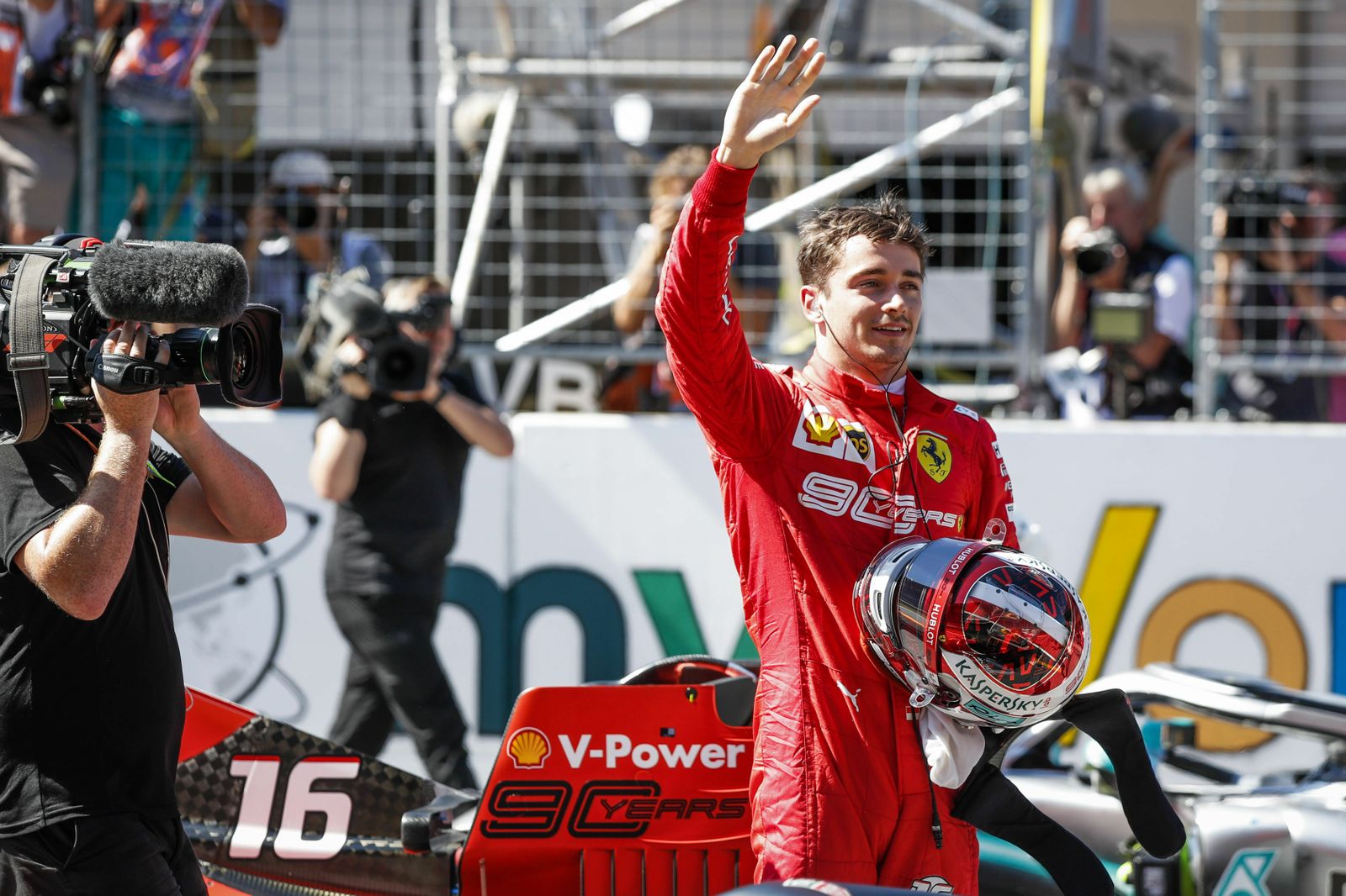 Charles Leclerc (Ferrari) saluda al público asistente al circuito de Spielberg tras lograr la 'pole position'.