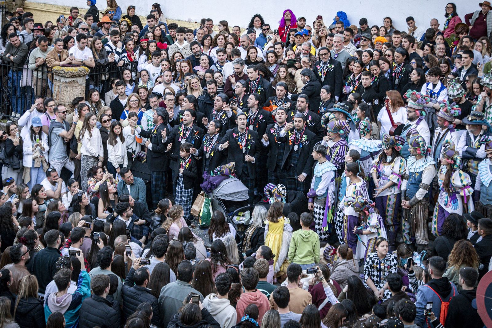 El multitudinario encuentro entre los dos primeros premios del Carnaval de Cádiz, en imágenes