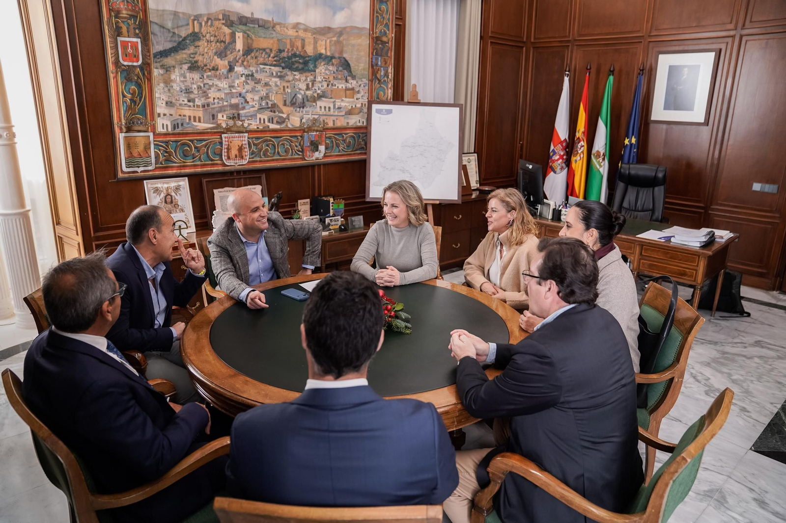 Un momento de la reunión entre los directivos del club almeriense y los representantes institucionales de la Diputación de Almería.