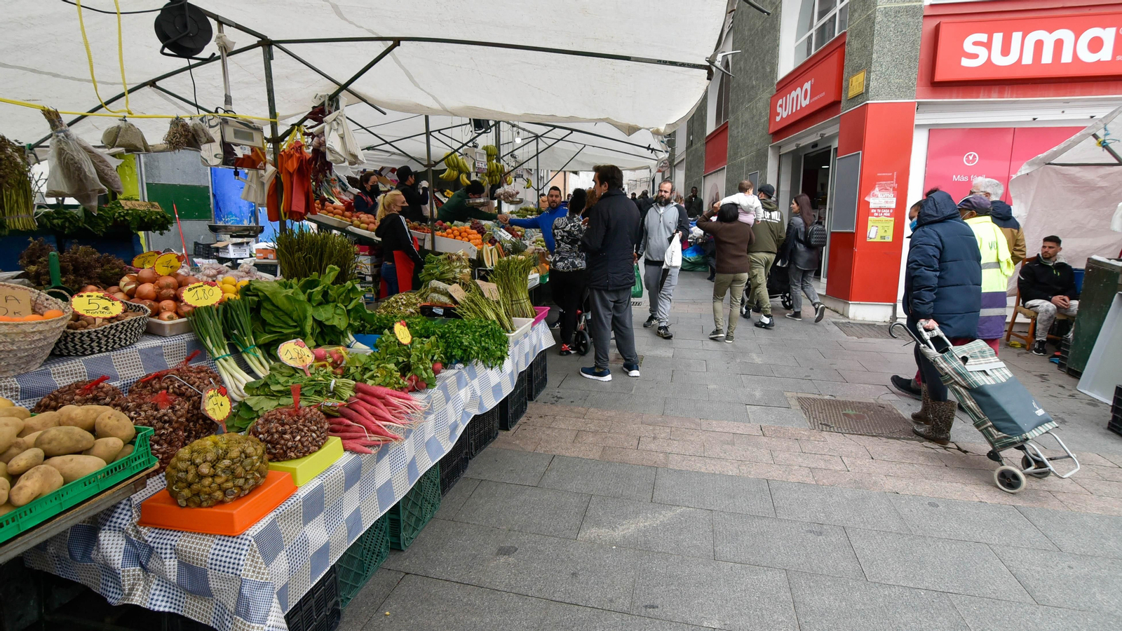 Los mercados de abasto de Algeciras y La Línea tras diez dias  de paros en el transporte