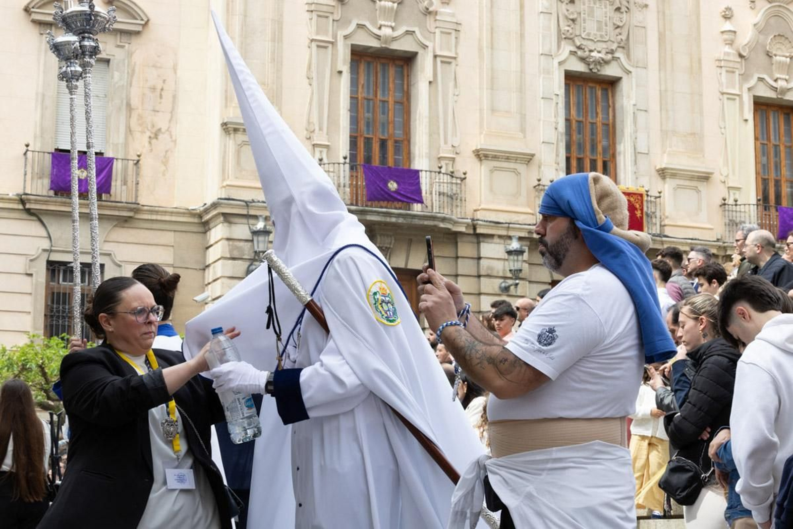 Los jiennenses se echan a la calle para presenciar la primera de las procesiones de la jornada: la Borriquilla (II)